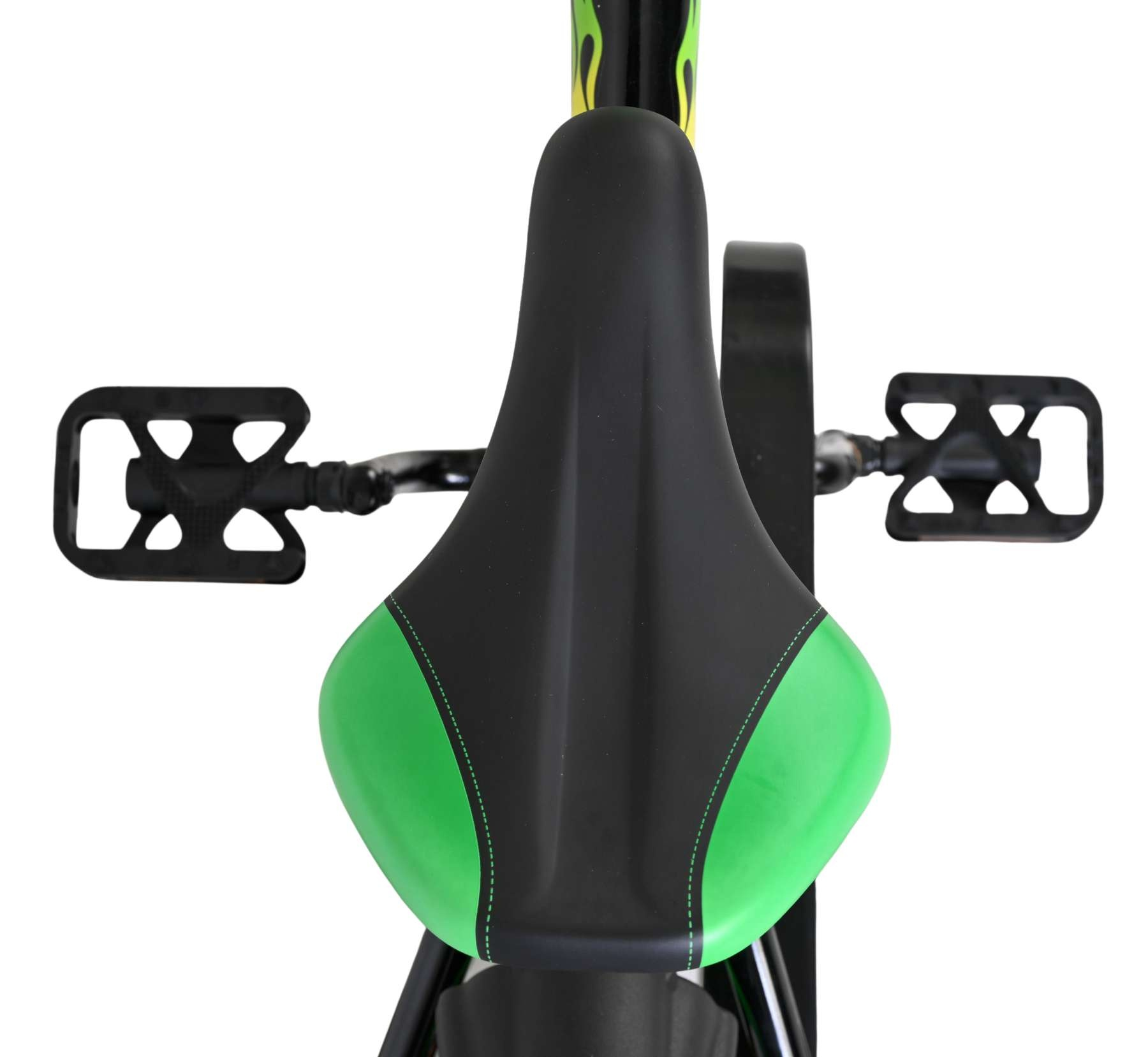 Ein schwarzer Fahrradsattel mit grünen Seiten und schwarzen Pedalen.