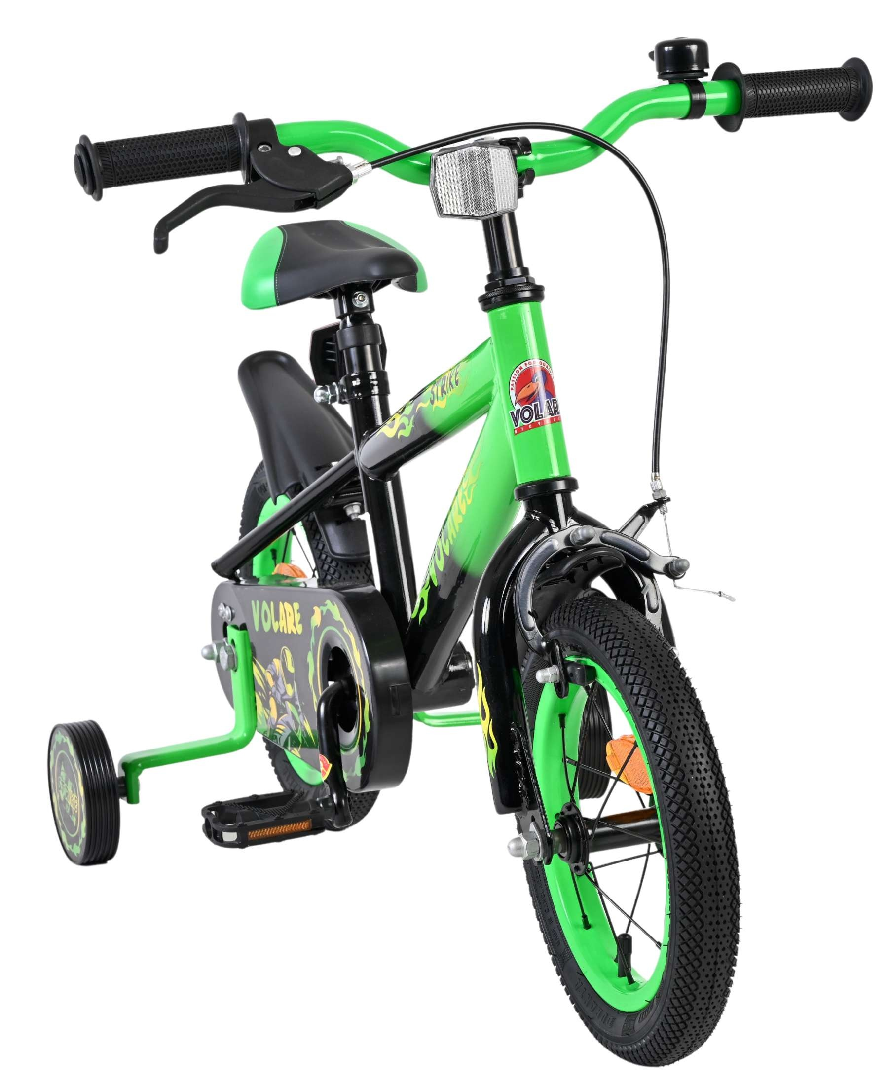 Ein grünes und schwarzes Kinderfahrrad mit Stützrädern und einem Klingel.