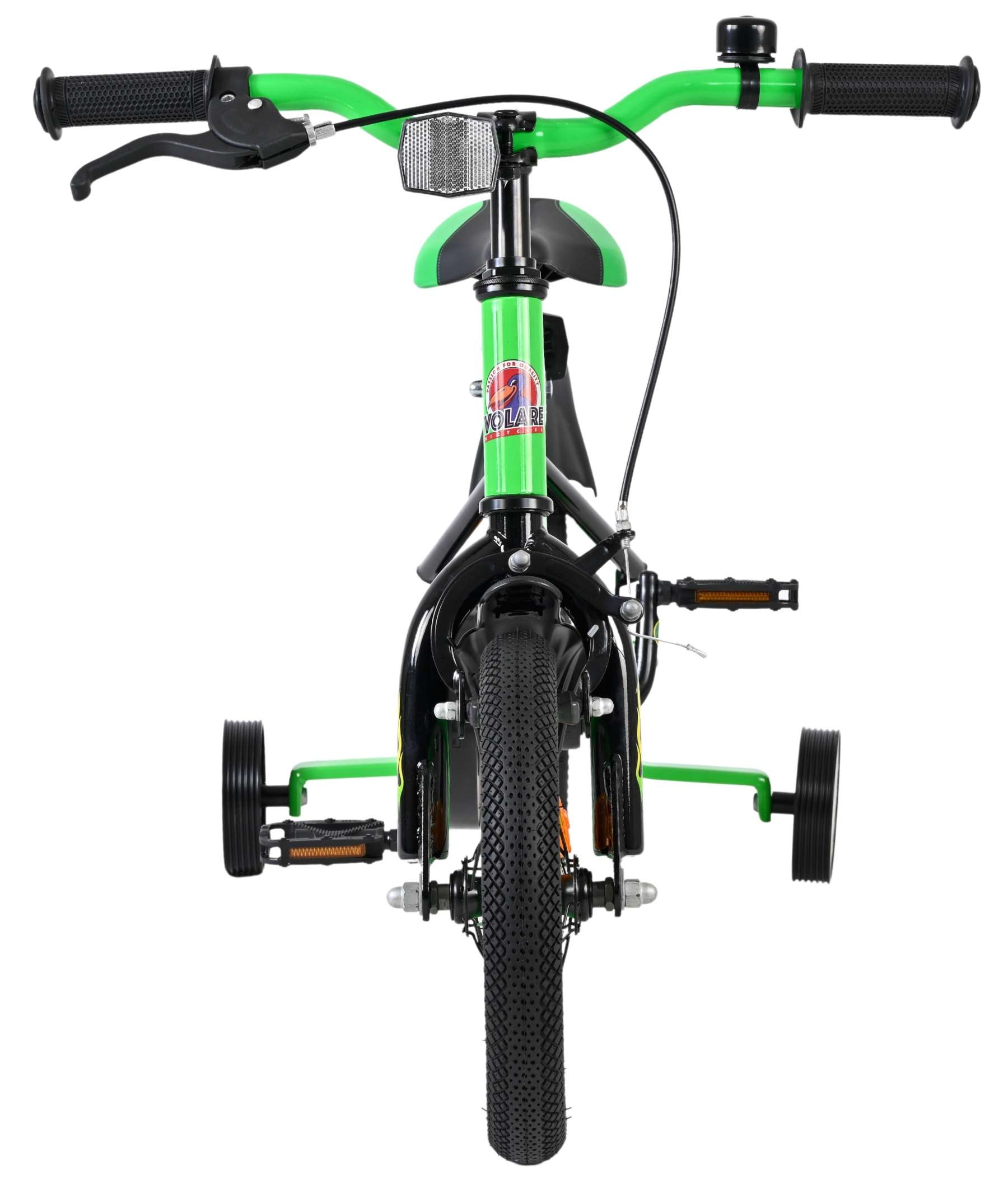 Ein grünes Kinderfahrrad mit Stützrädern, Vorderansicht.
