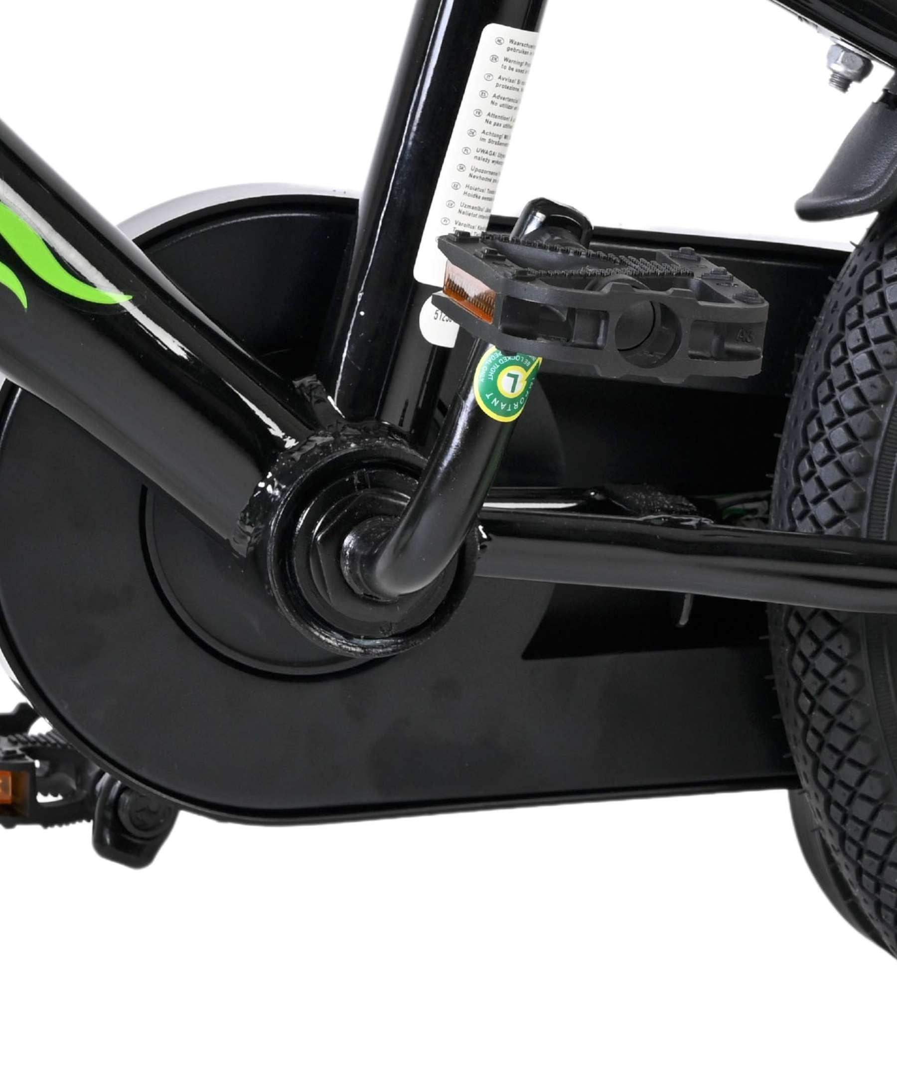 Nahaufnahme eines schwarzen Fahrradrahmens mit Pedalen, Reifen und Warnhinweisen.