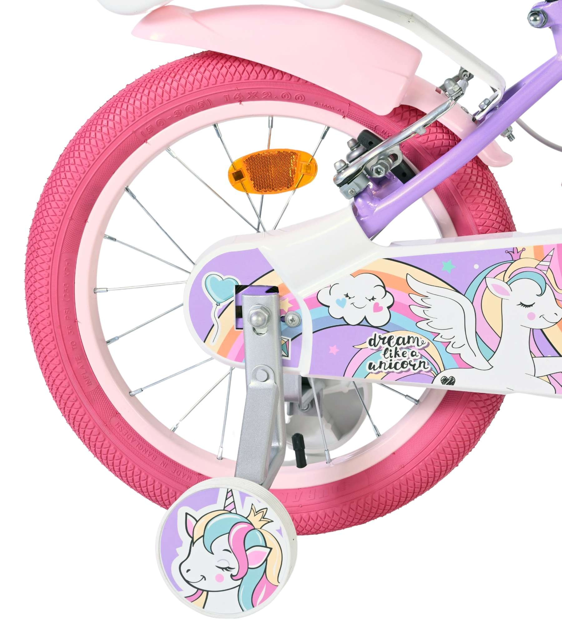 Detailaufnahme eines Kinderfahrrads mit pinkem Reifen, Stützrädern und Einhorn-Aufkleber.