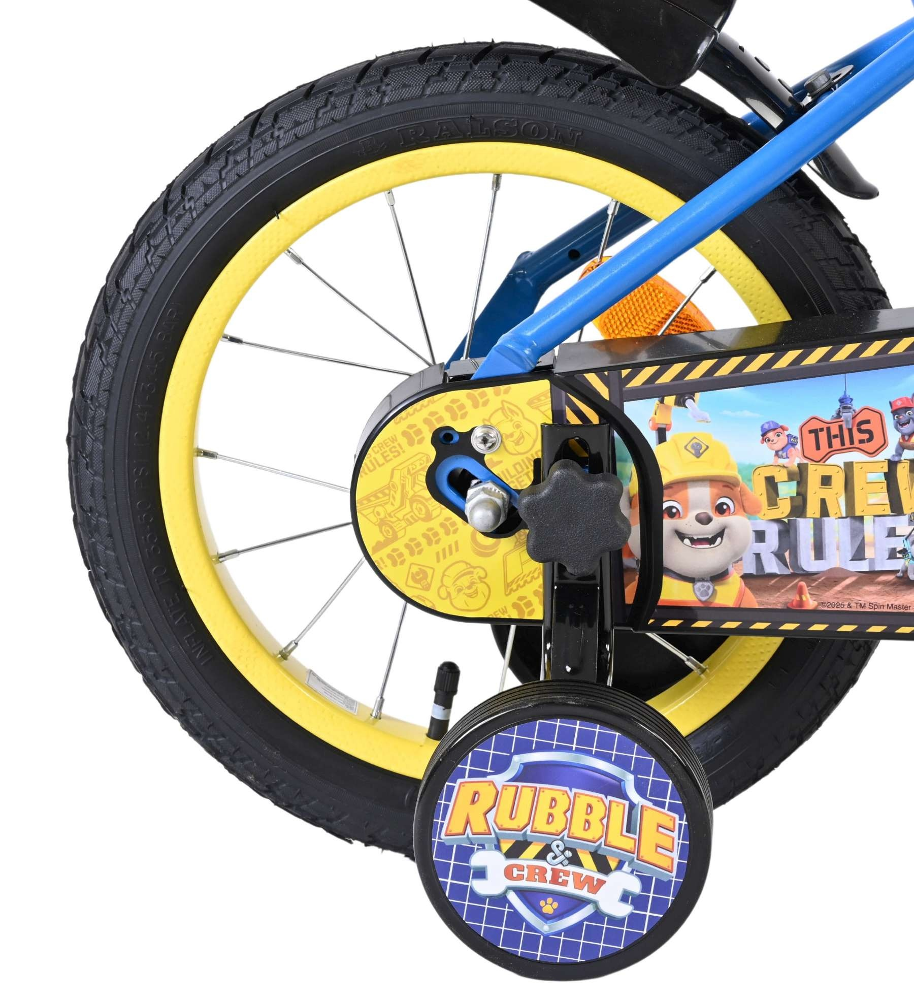 Ein Kinderfahrrad mit gelbem Rand, blauem Rahmen und Paw Patrol-Aufklebern.