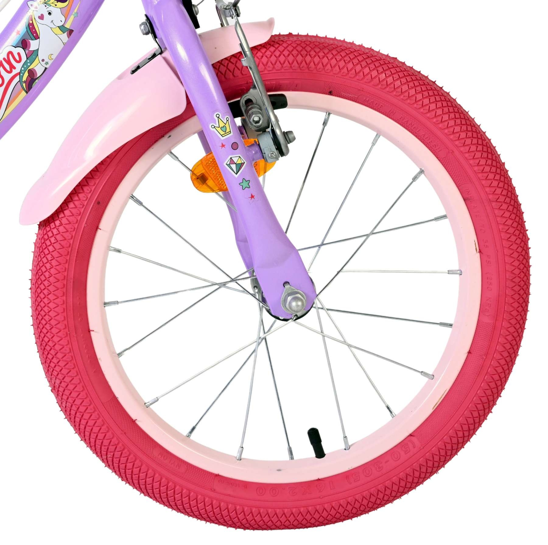 Ein lila Fahrrad-Vorderrad mit einem pinken Reifen und Schutzblech.