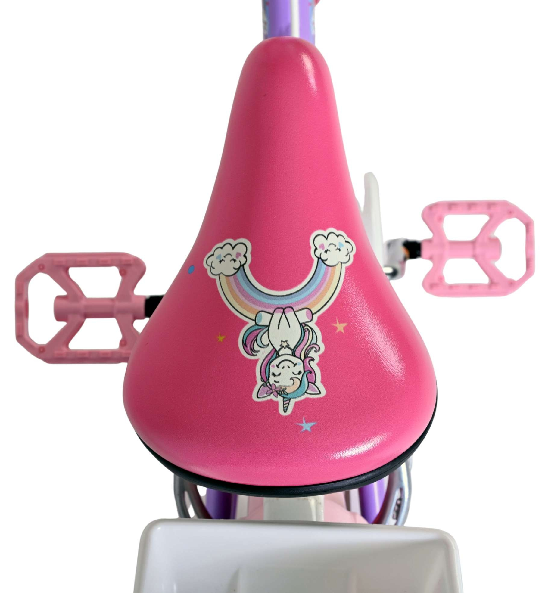 Pinker Fahrradsitz mit Einhorn auf Regenbogen. Rosa Pedale sichtbar.