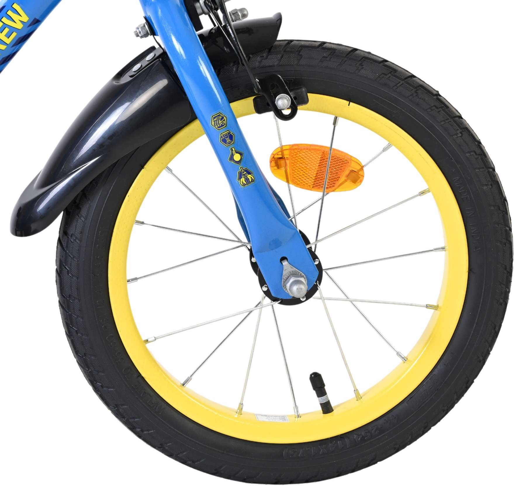 Das Vorderrad eines blauen Fahrrads mit gelbem Felgenrand und schwarzen Schutzblech.