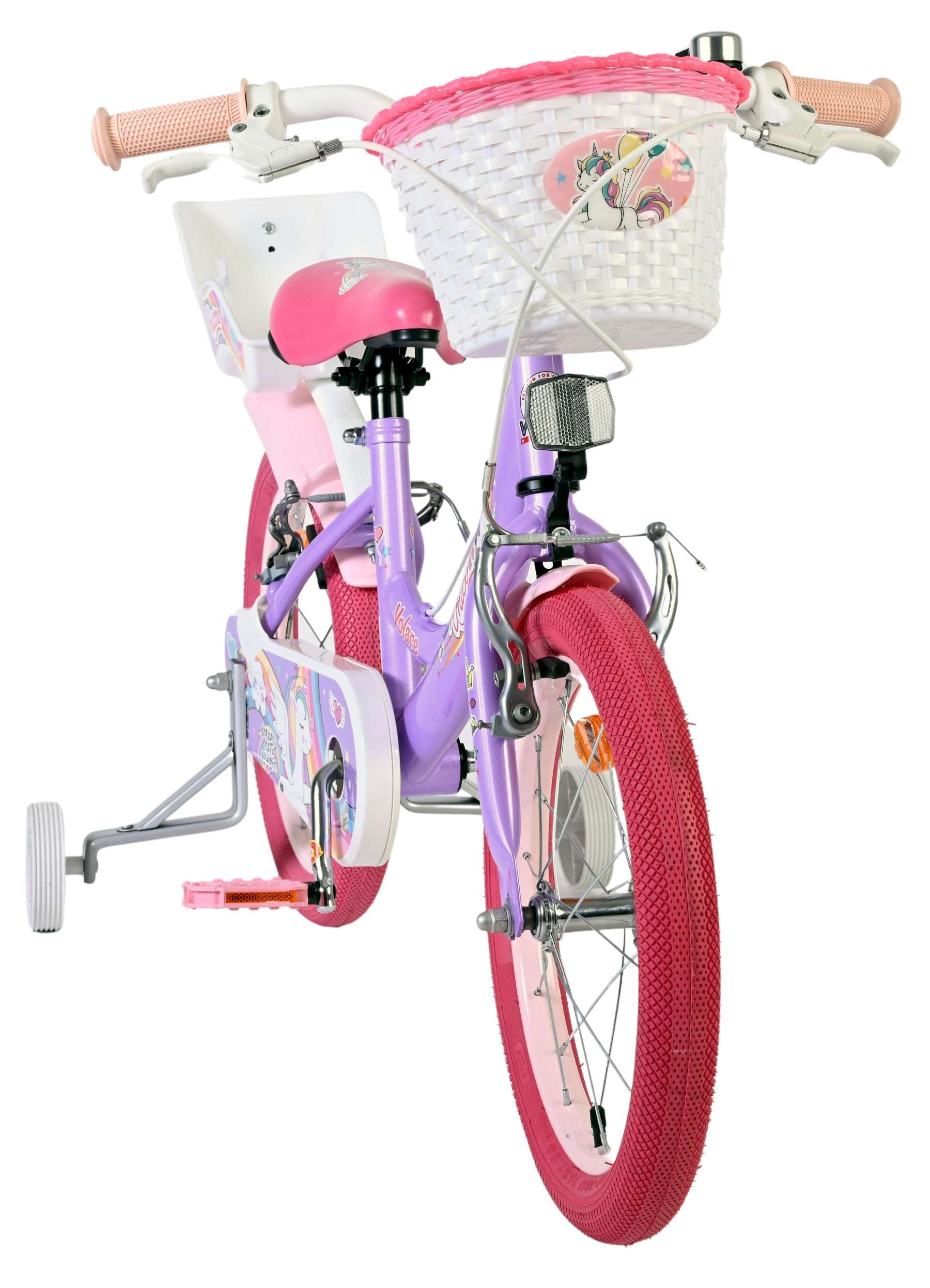 Lila Kinderfahrrad mit rosa Reifen, Korb und Stützrädern.