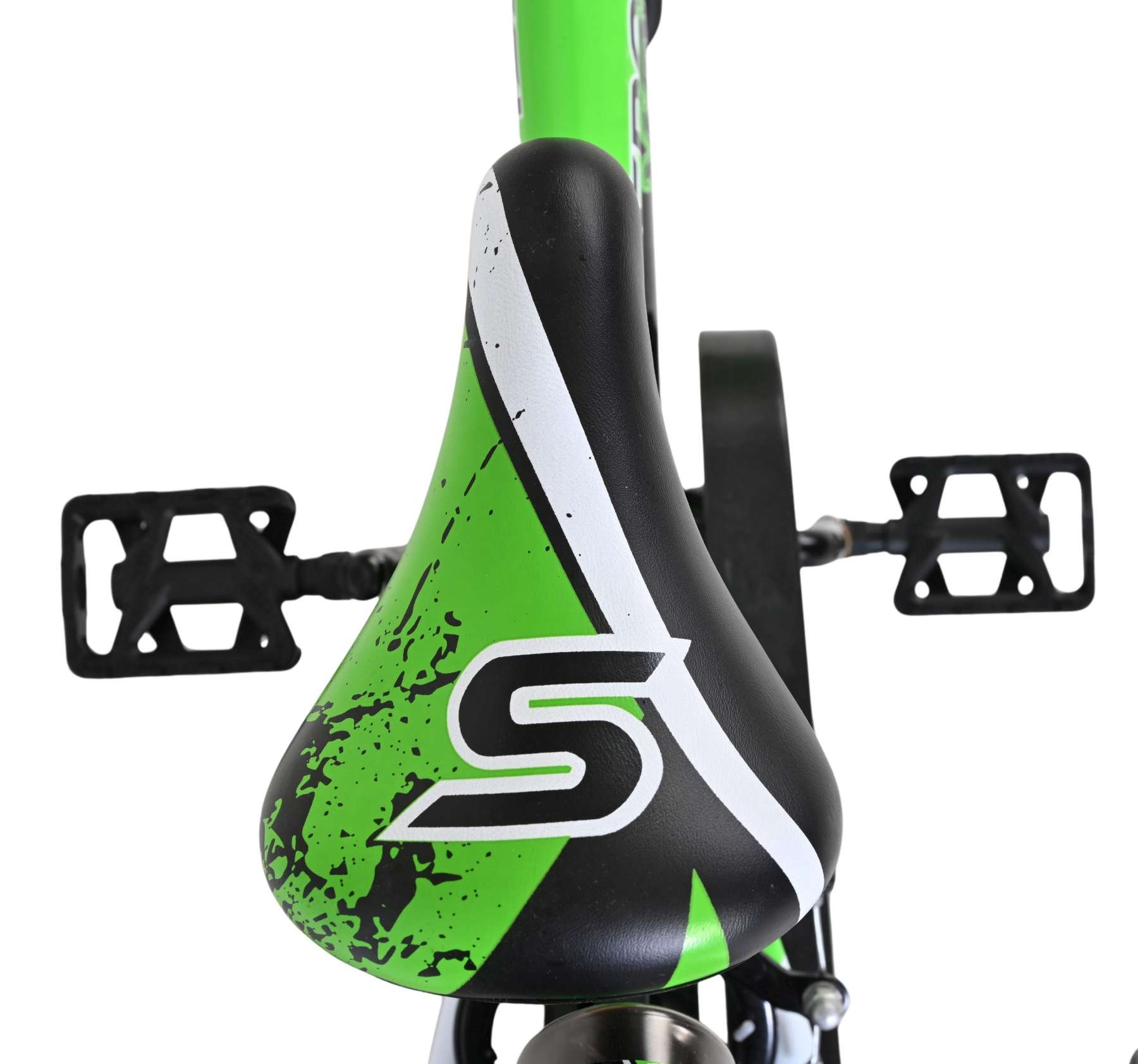Grüner Fahrradsitz mit schwarzem Muster und Pedalen.