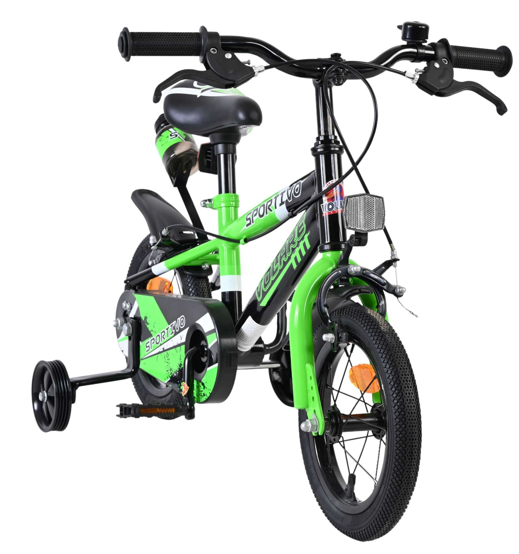 Ein grünes und schwarzes Kinderfahrrad mit Stützrädern, weißem Hintergrund.
