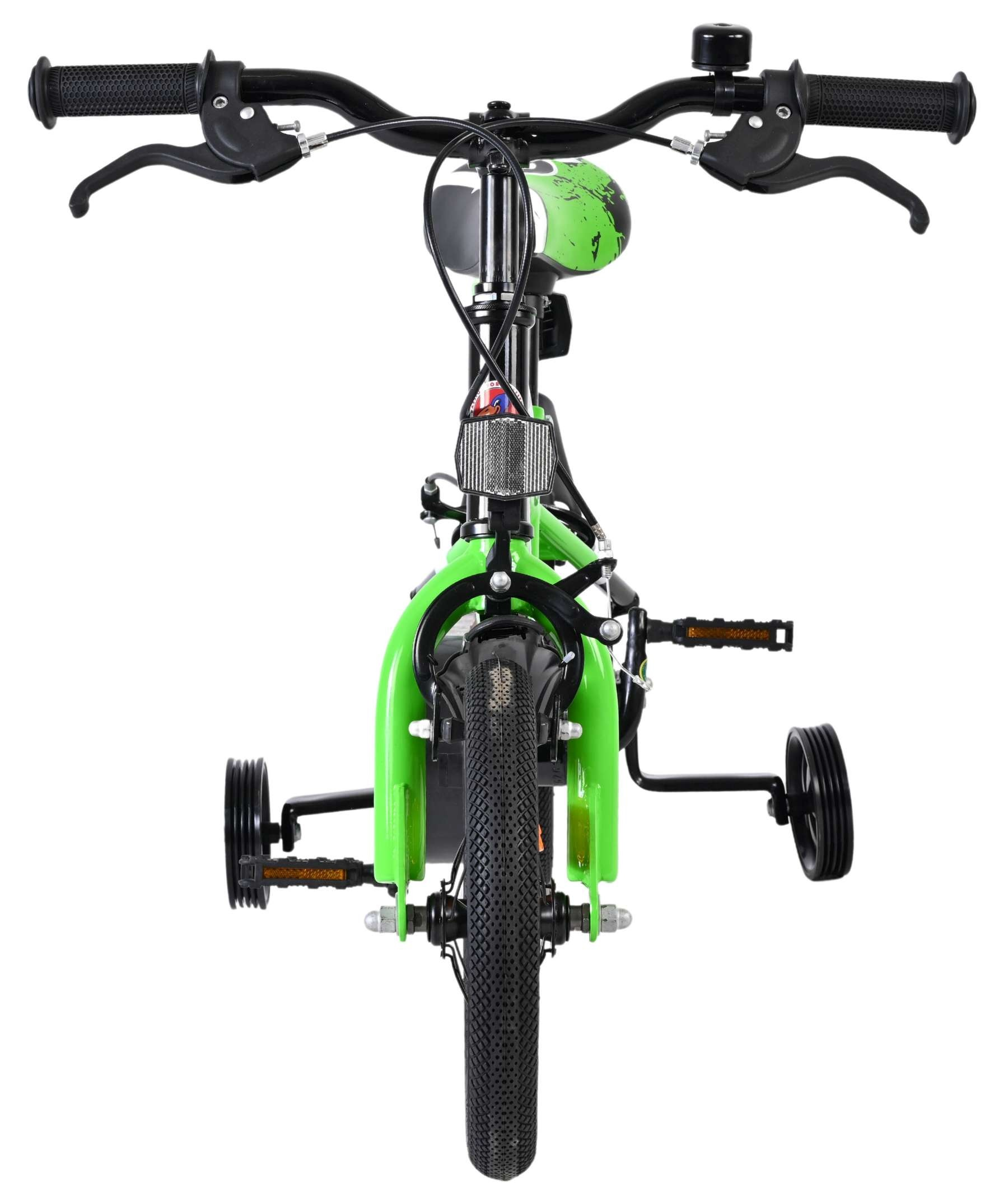 Grünes Kinderfahrrad mit Stützrädern, Vorderansicht.
