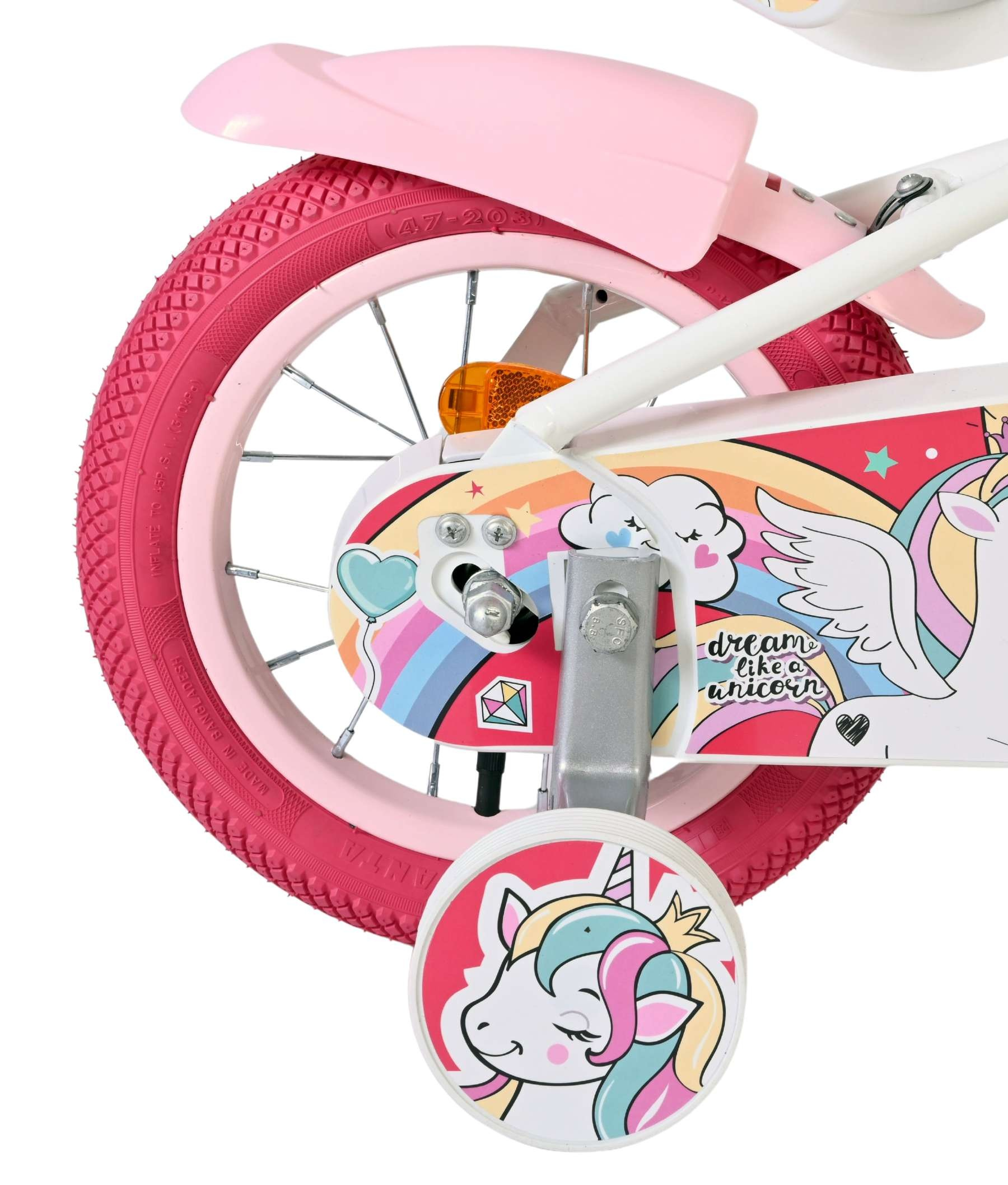 Ein rosa Fahrrad mit Einhorn-Aufklebern und Trainingsrädern.
