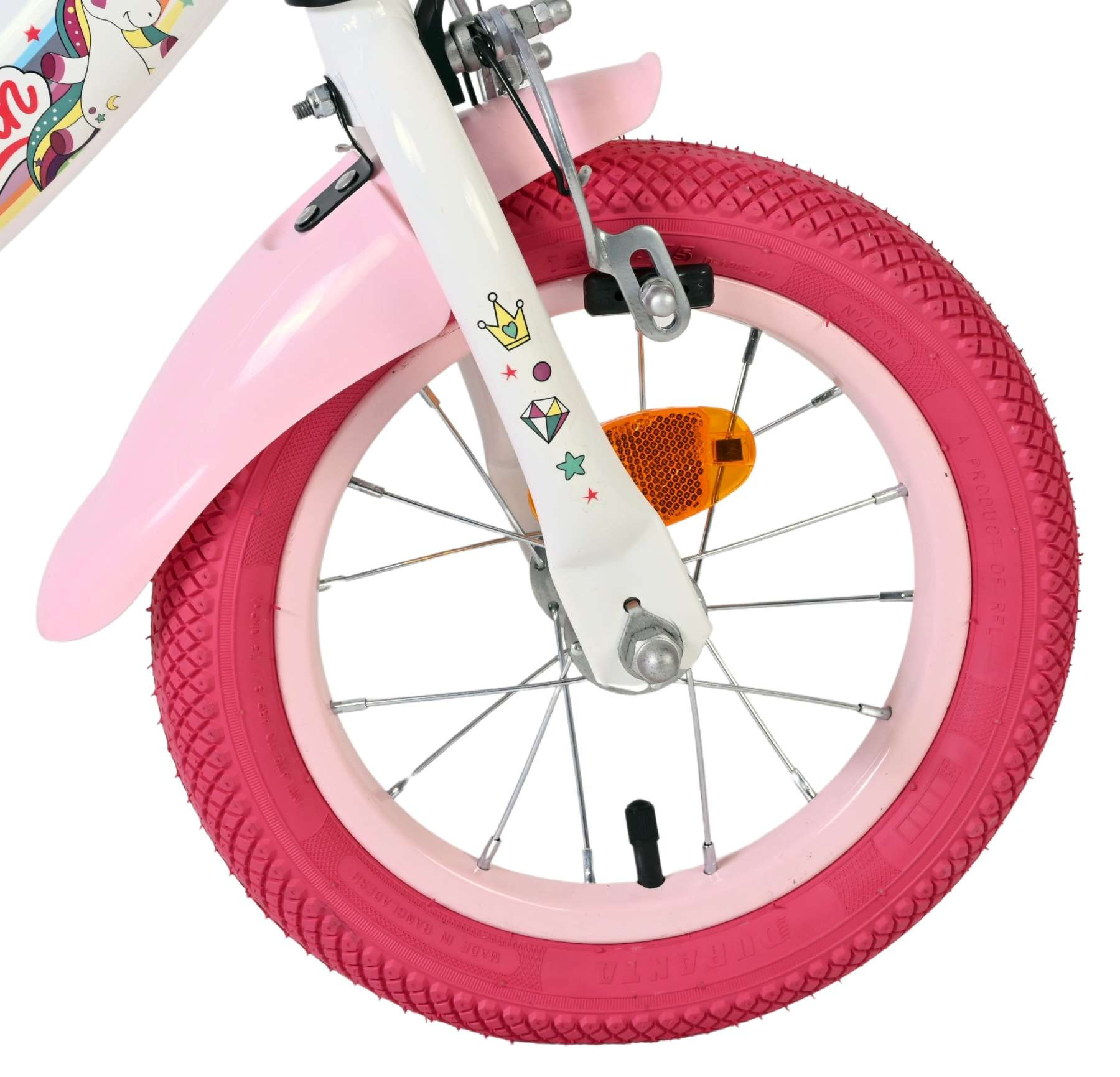 Ein pinkfarbenes Fahrradrad mit Speichen, Schutzblech und Aufklebern von Einhorn und Edelsteinen.