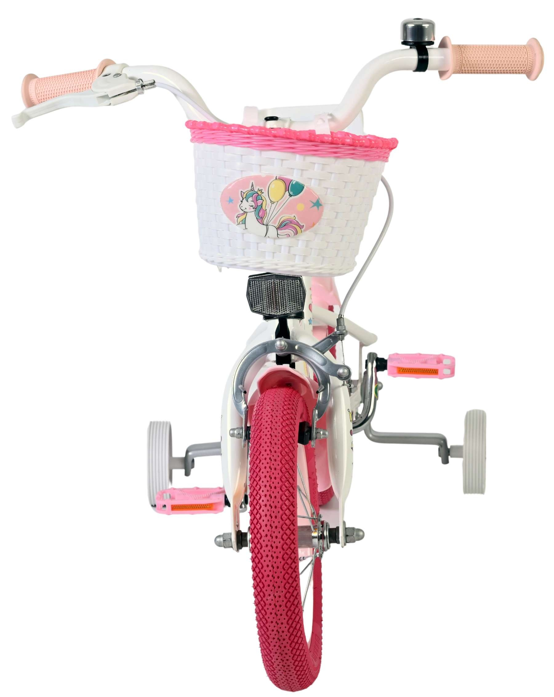 Ein weißes Kinderfahrrad mit pinken Akzenten, Korb und Stützrädern.