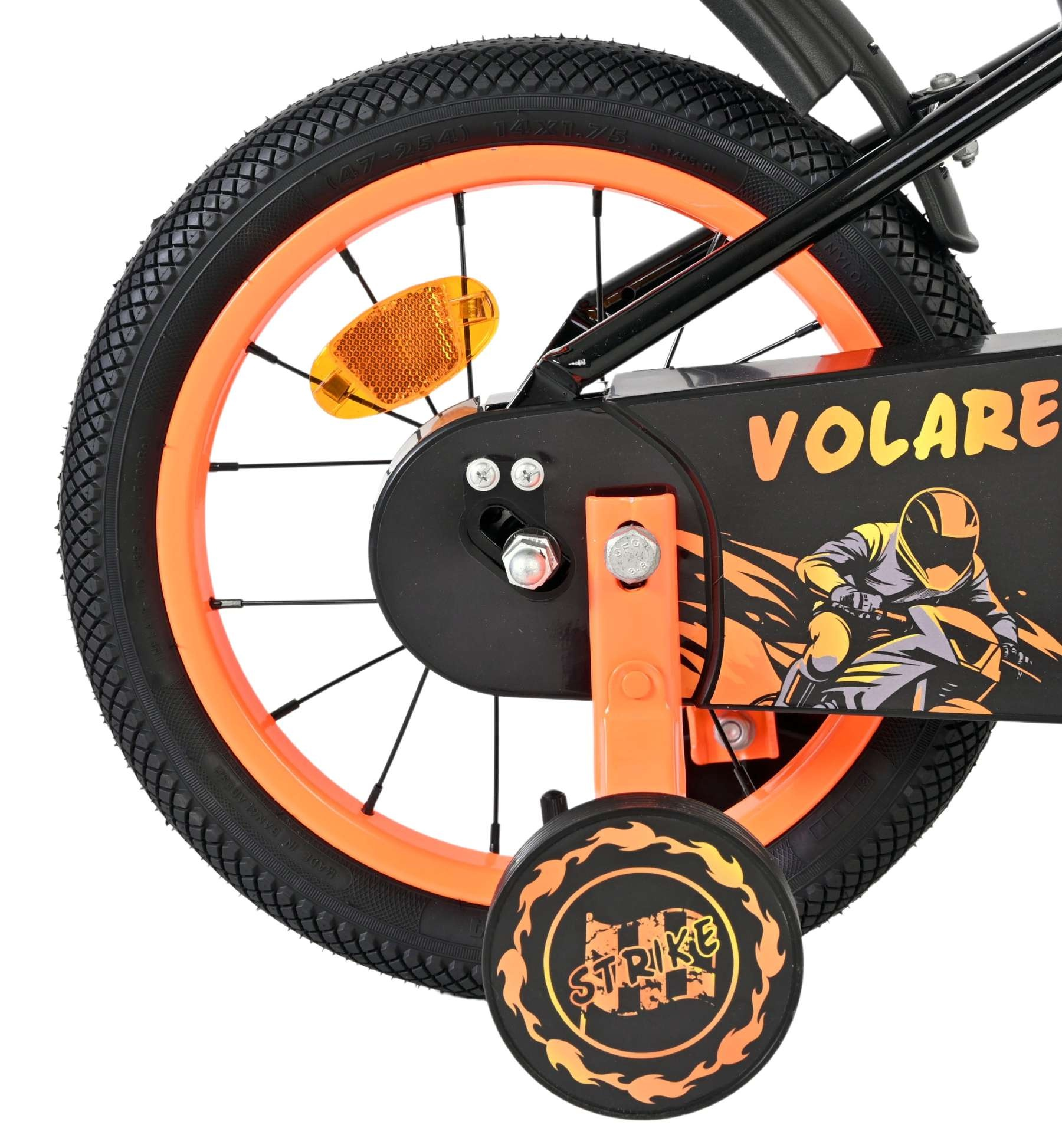 Ein Fahrrad mit orangem Rad, schwarzem Reifen und Stützrad mit Flammenmotiv.