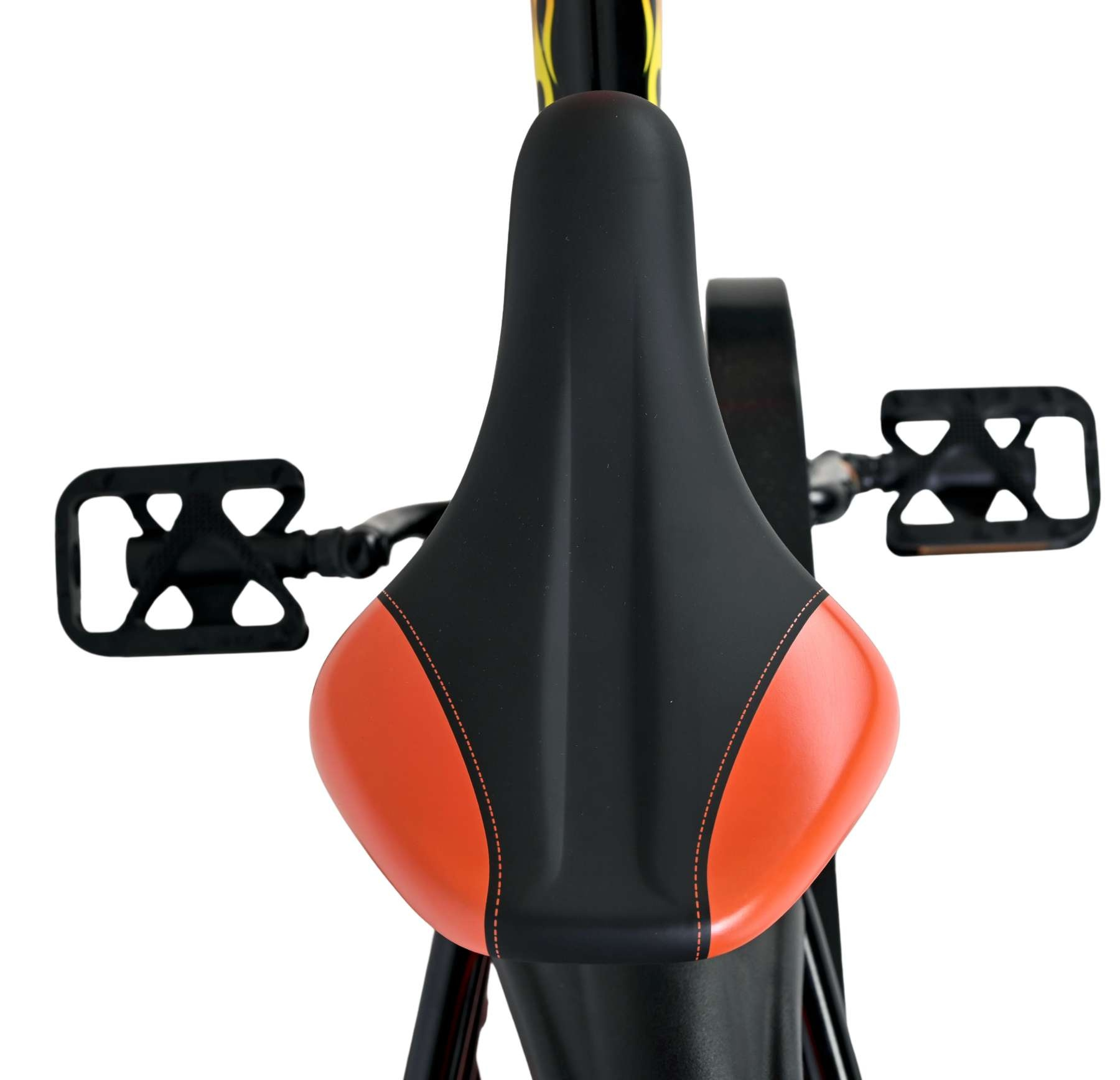 Schwarzer Fahrradsattel mit orangen Seiten und schwarzen Pedalen.