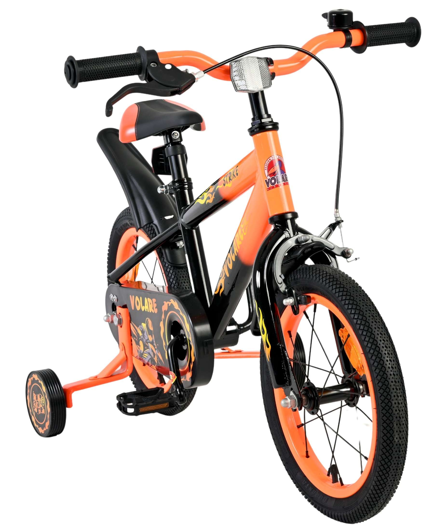 Ein orange-schwarzes Kinderfahrrad mit Stützrädern, Flammen-Design und "Volare"-Aufschrift.