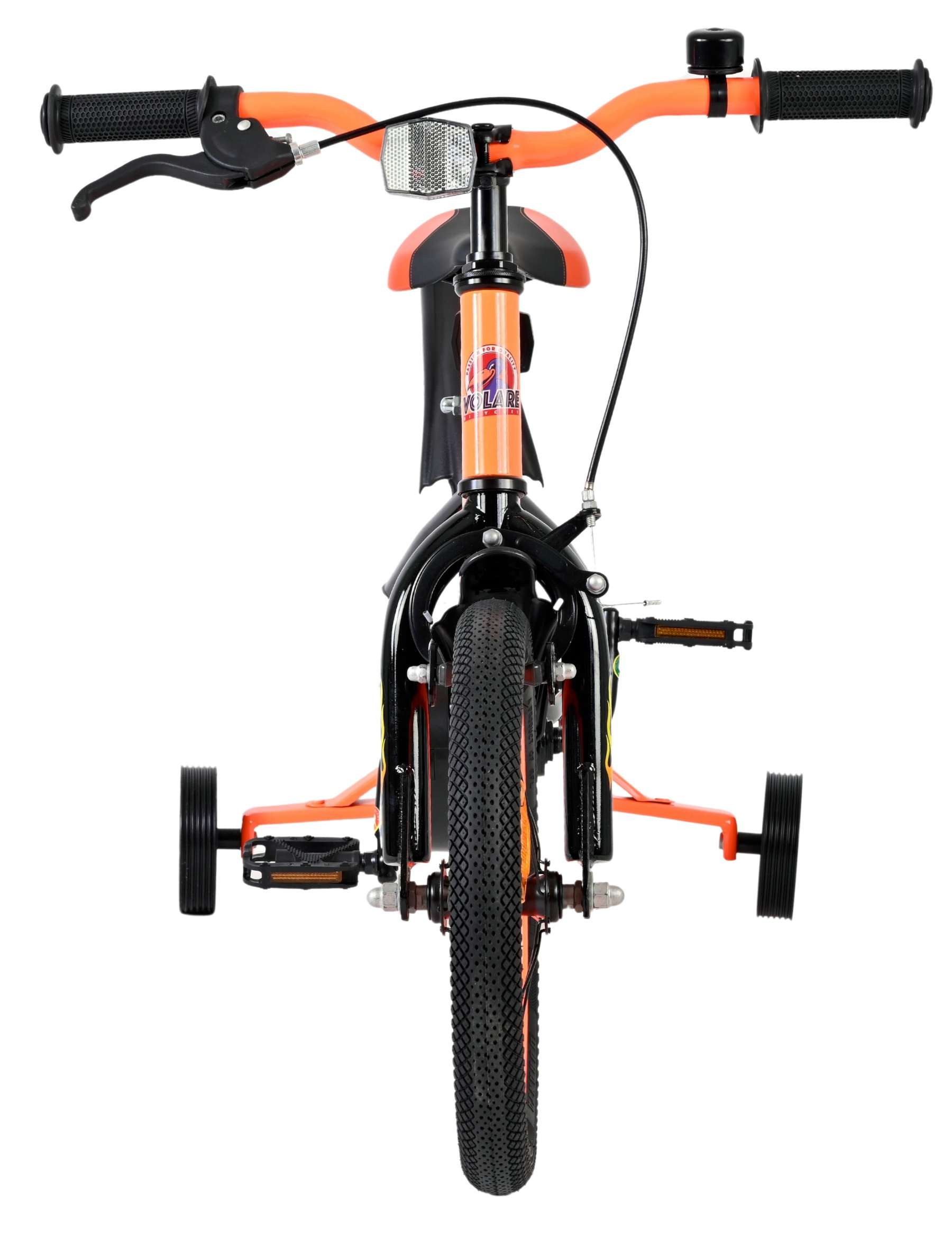 Kinderfahrrad mit Stützrädern, orange und schwarz, Vorderansicht.