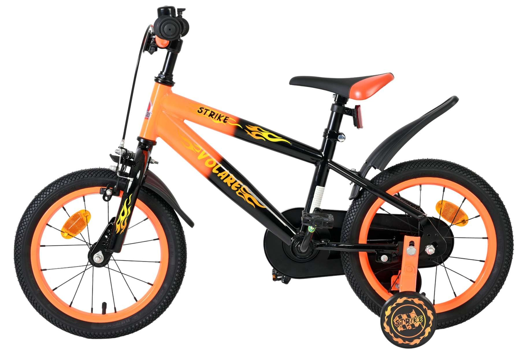 Ein orange-schwarzes Kinderfahrrad mit Flammen-Aufklebern, Stützrädern und weißem Hintergrund.