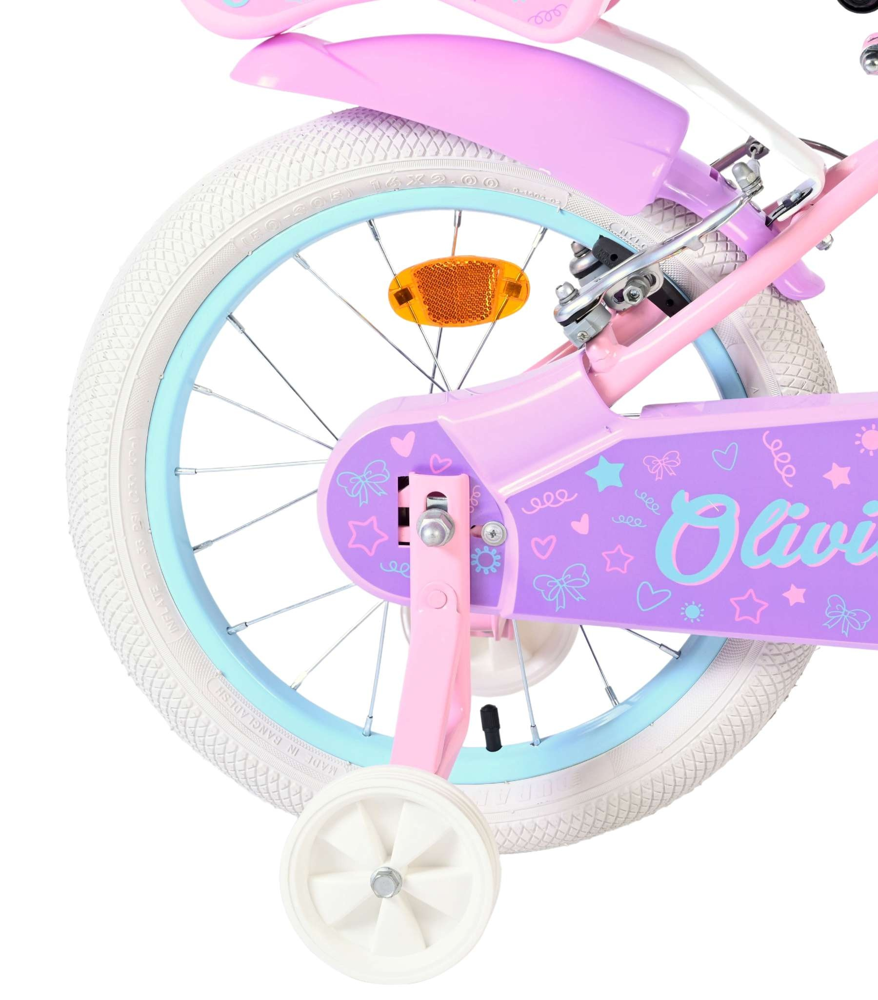 Nahaufnahme eines Mädchenfahrrads mit rosa und lila Aufklebern und dem Namen Olivia.