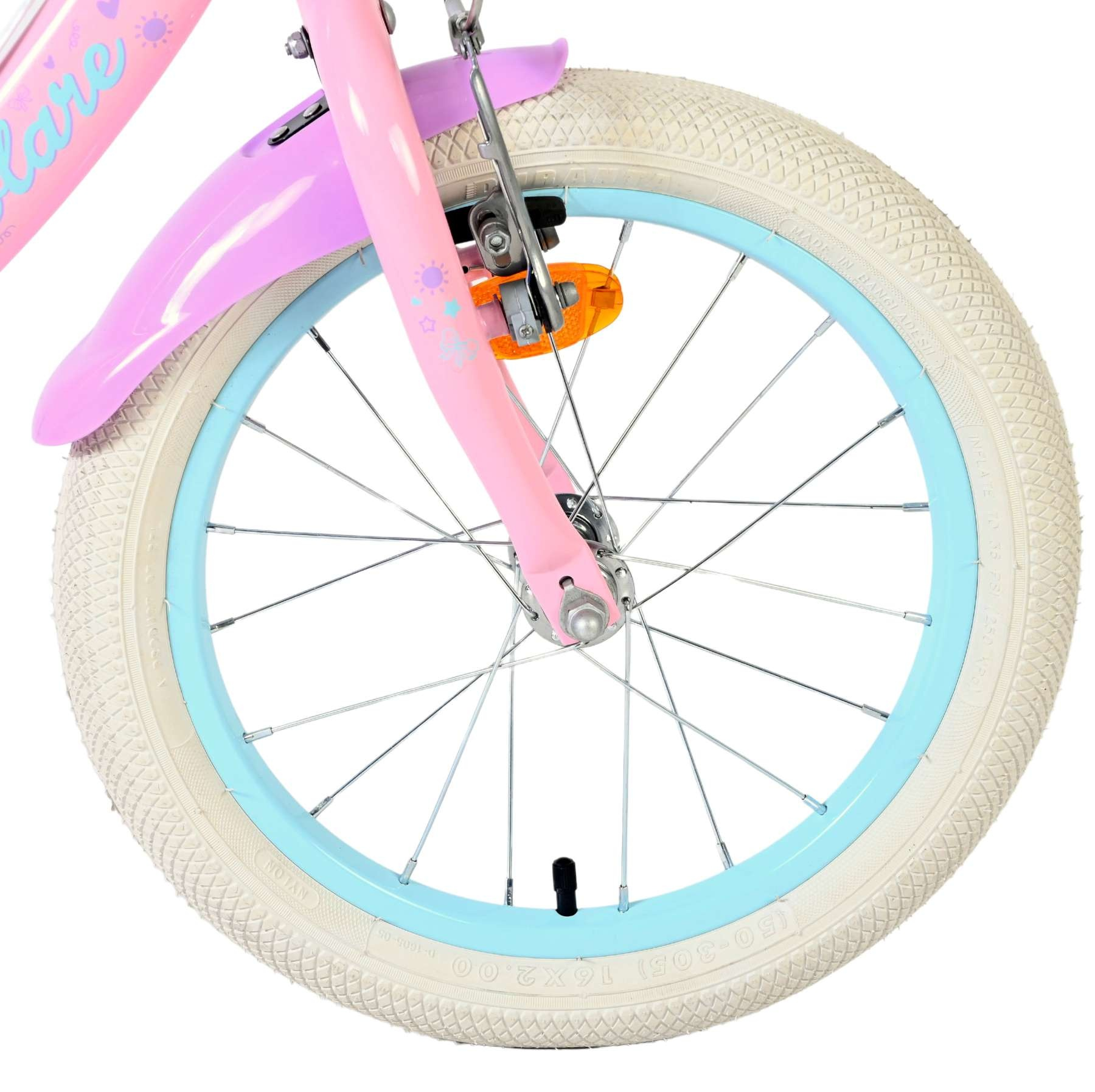Rosa Kinderfahrrad mit hellblauem Felgenrand und weißem Reifen.