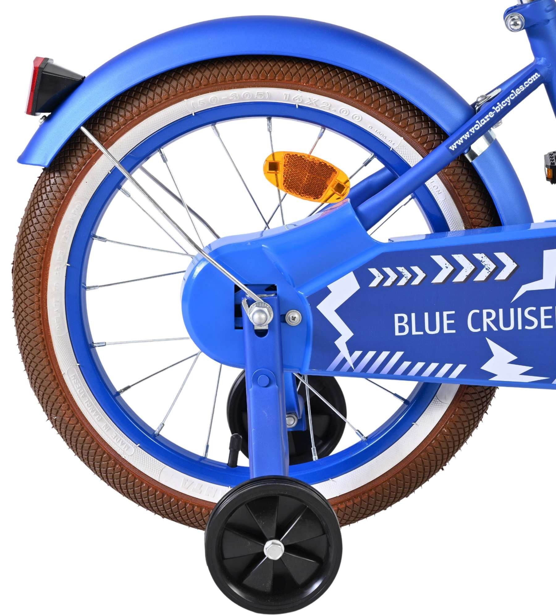 Nahaufnahme eines blauen Kinderfahrrads mit Stützrädern, braunen Reifen und Reflexoren.