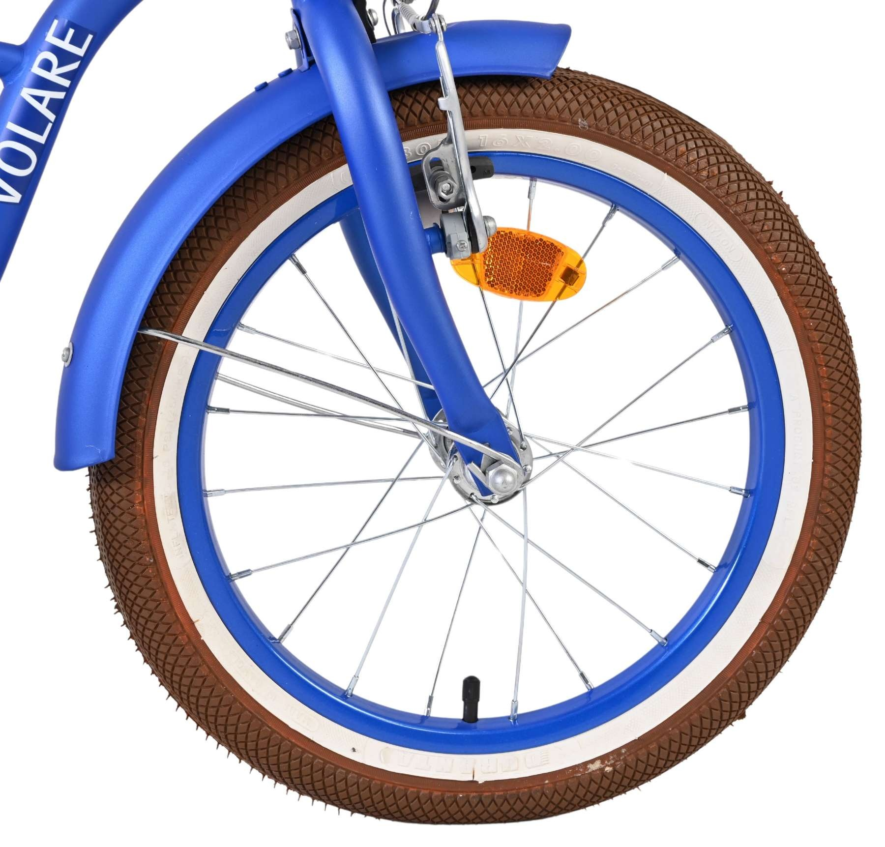 Blaues Fahrradrad mit braunem Reifen, weißem Rand und orangefarbenem Reflektor.