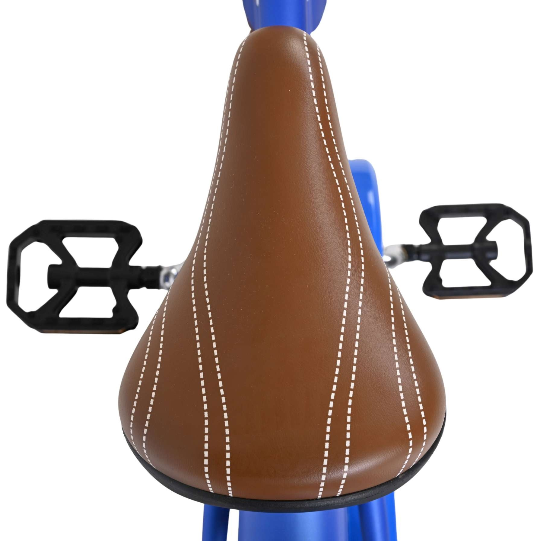 Brauner Sattel mit weißen Nähten, blaue Rahmen. Schwarze Pedale.