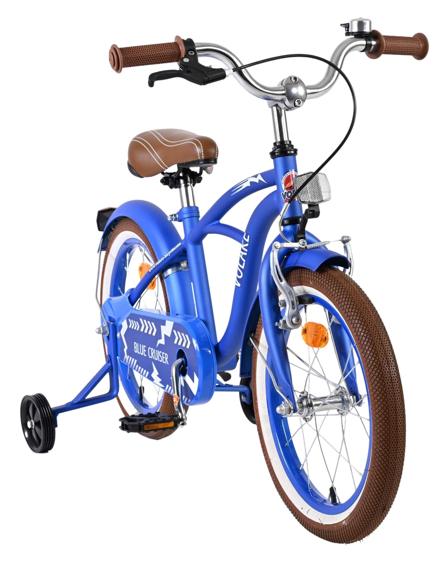 Ein blaues Kinderfahrrad mit braunen Griffen, Sattel und Reifen.