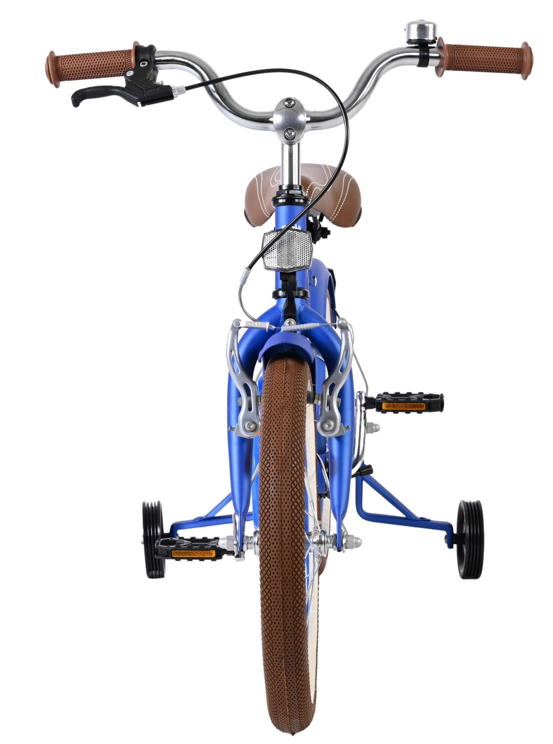 Ein blaues Kinderfahrrad mit Stützrädern, braunem Sattel und Griffen.