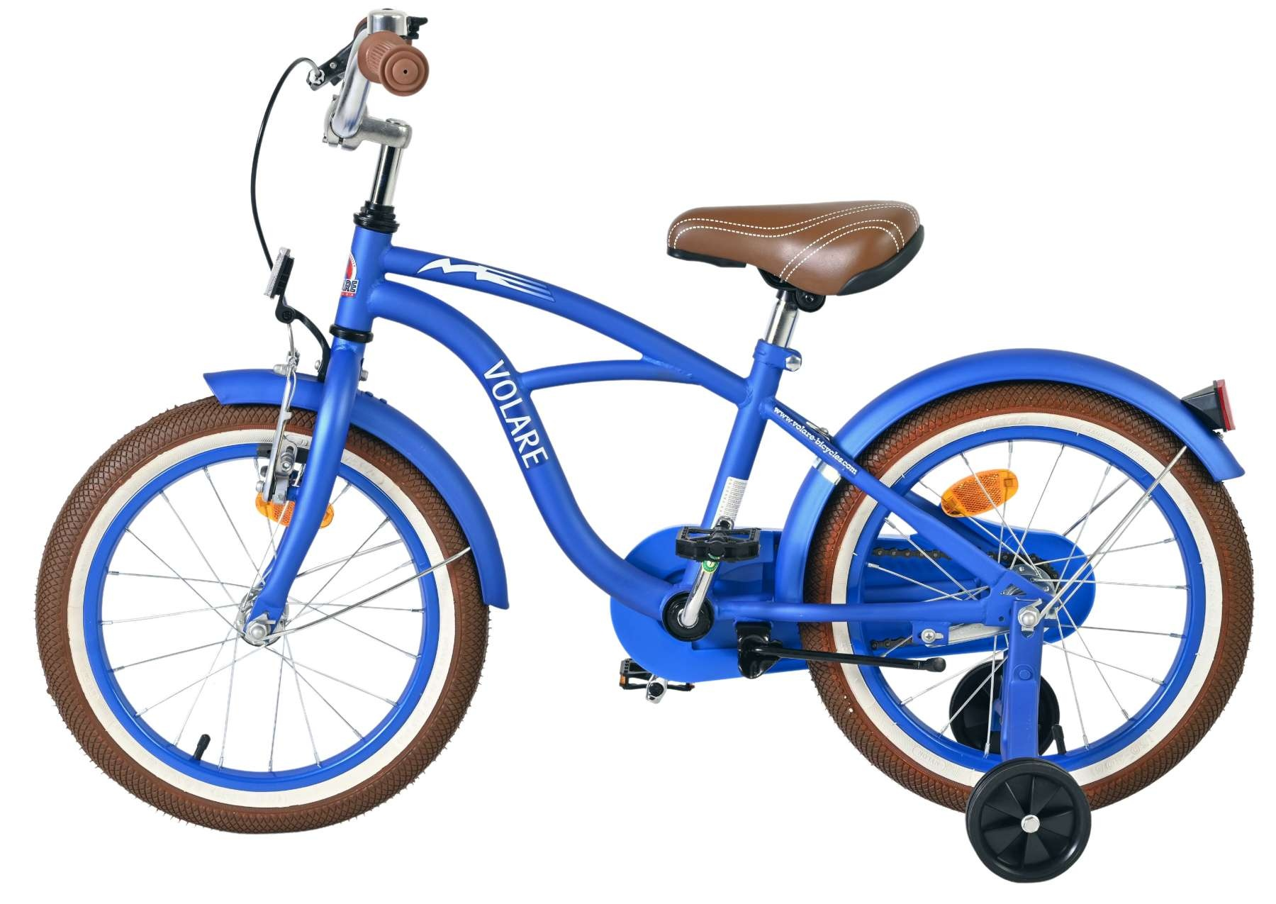 Ein blaues Kinderfahrrad mit braunem Sattel, braunen Reifen und Stützrädern.