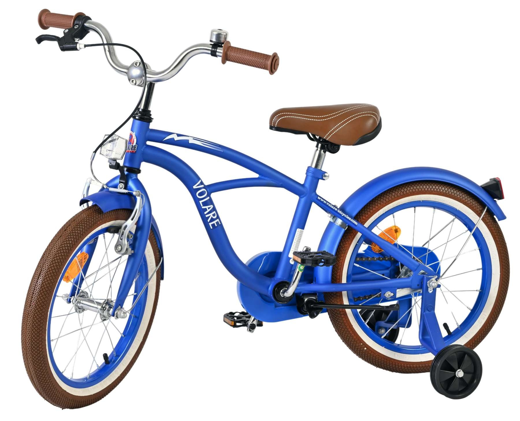 Blaues Kinderfahrrad mit braunen Reifen, braunem Sattel und Stützrädern.