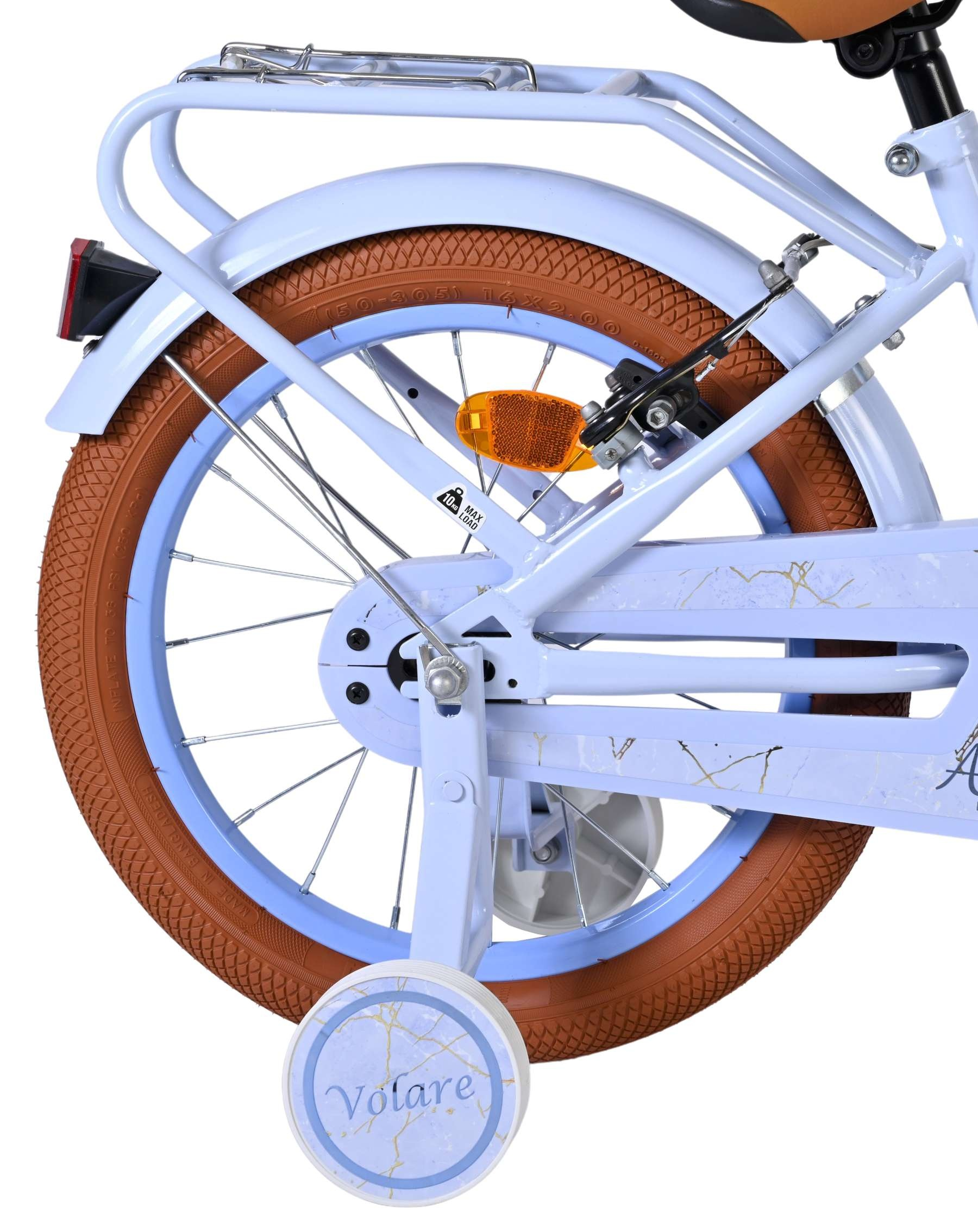 Ein hellblaues Kinderfahrrad mit braunem Reifen und Stützrädern.