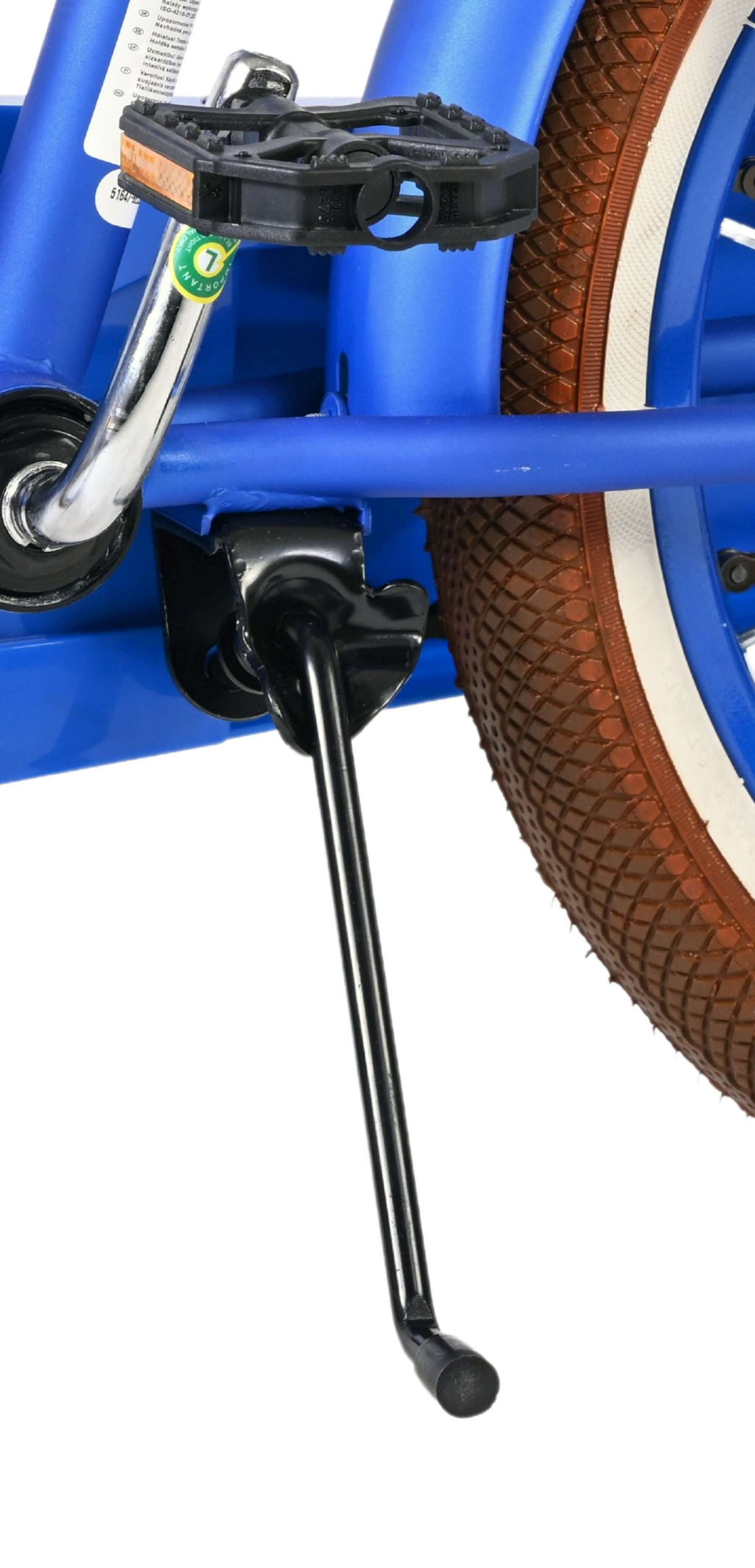 Blauer Fahrradrahmen mit schwarzem Seitenständer, Pedal und braunem Reifen.
