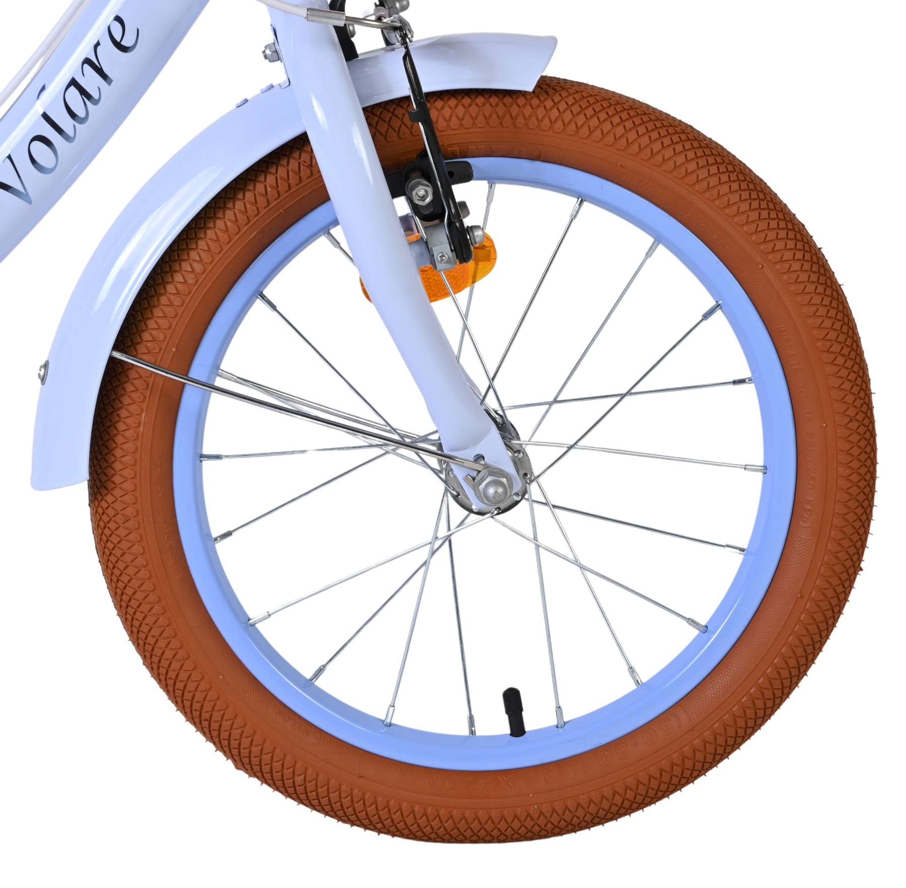 Ein hellblaues Fahrrad mit braunen Reifen und Speichen.