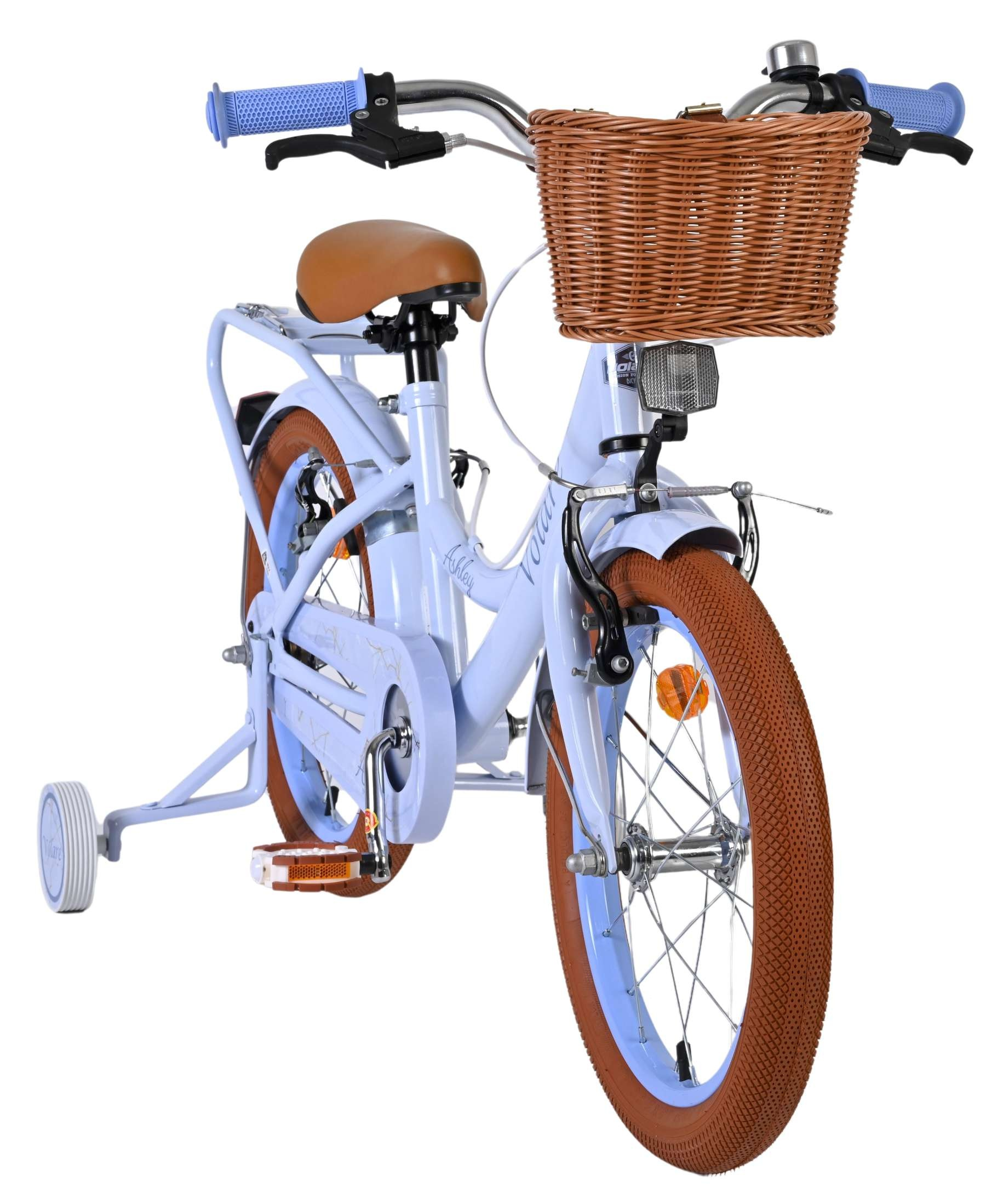 Ein hellblaues Kinderfahrrad mit braunem Korb, Sitz und Rädern.