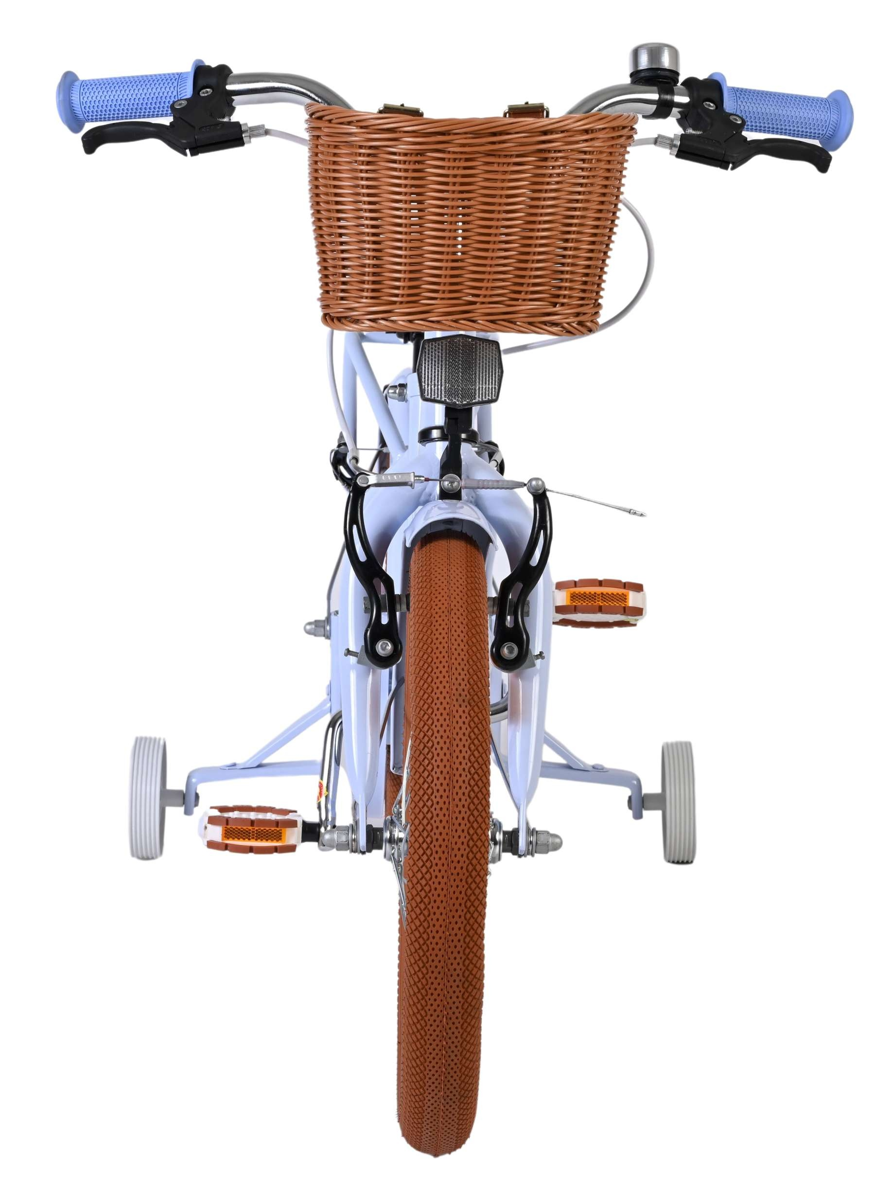 Ein blaues Kinderfahrrad mit Weidenkorb vorne und Stützrädern.