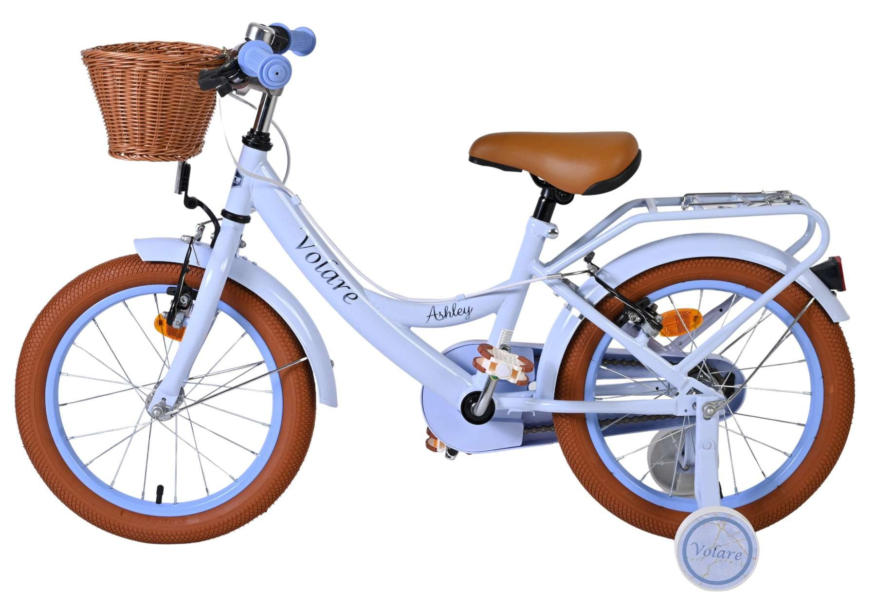 Ein hellblaues Kinderfahrrad mit braunem Korb, braunem Sattel und Stützrädern.
