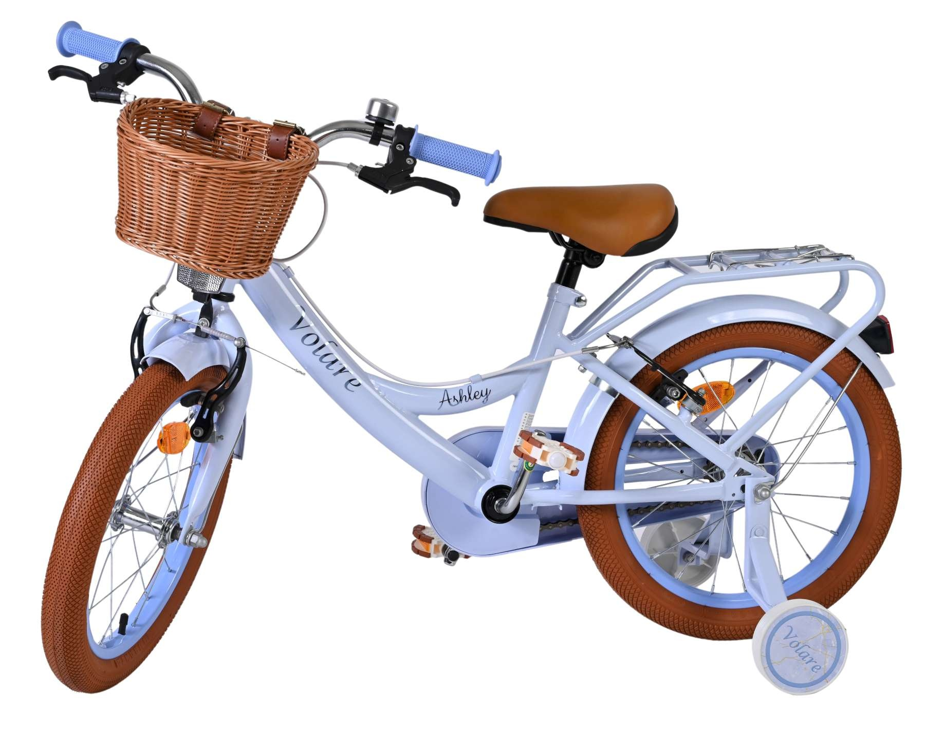 Ein hellblaues Kinderfahrrad mit braunem Korb, braunem Sattel und Stützrädern.