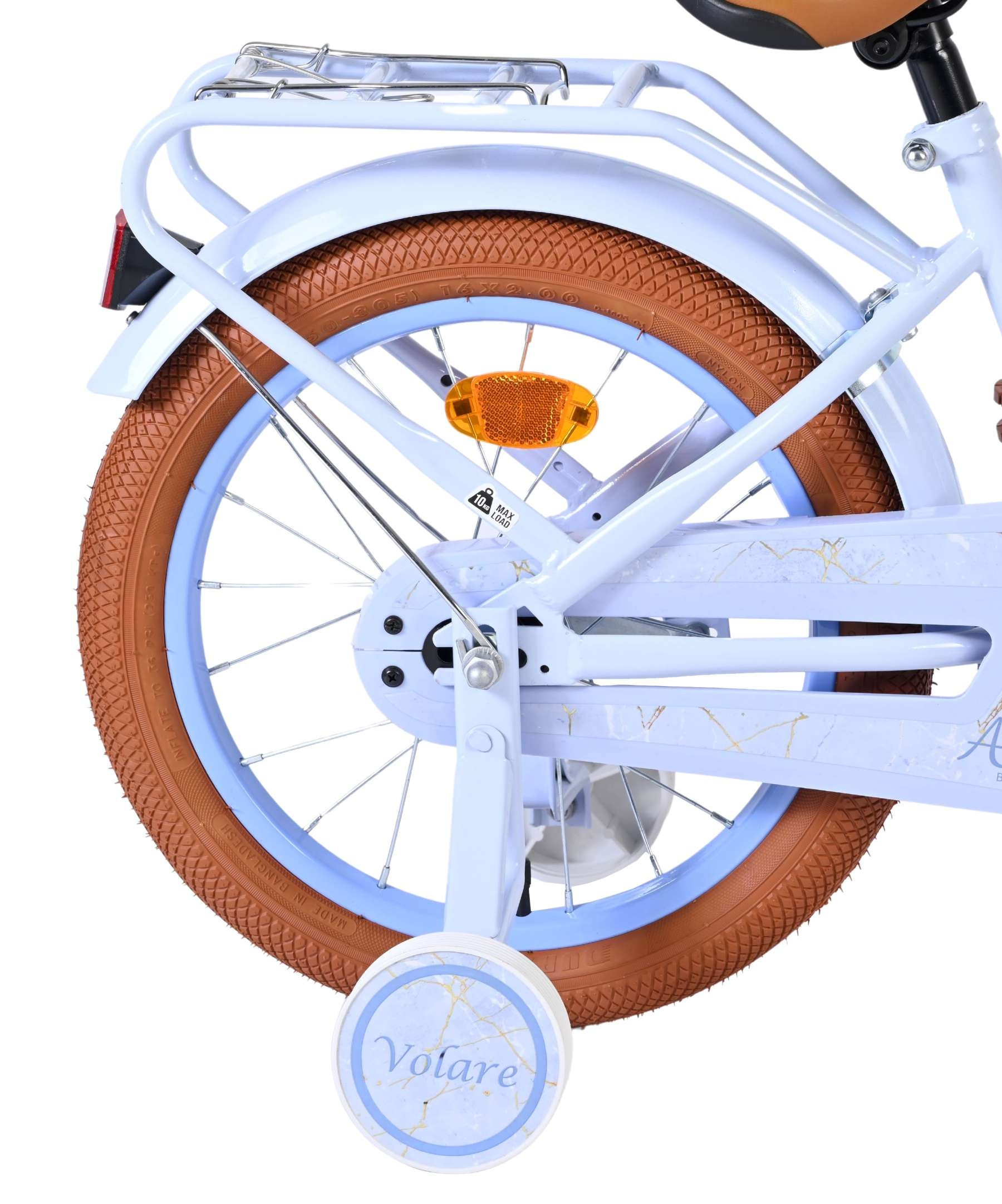 Ein hellblaues Fahrrad mit braunen Reifen, Stützrädern und Gepäckträger.