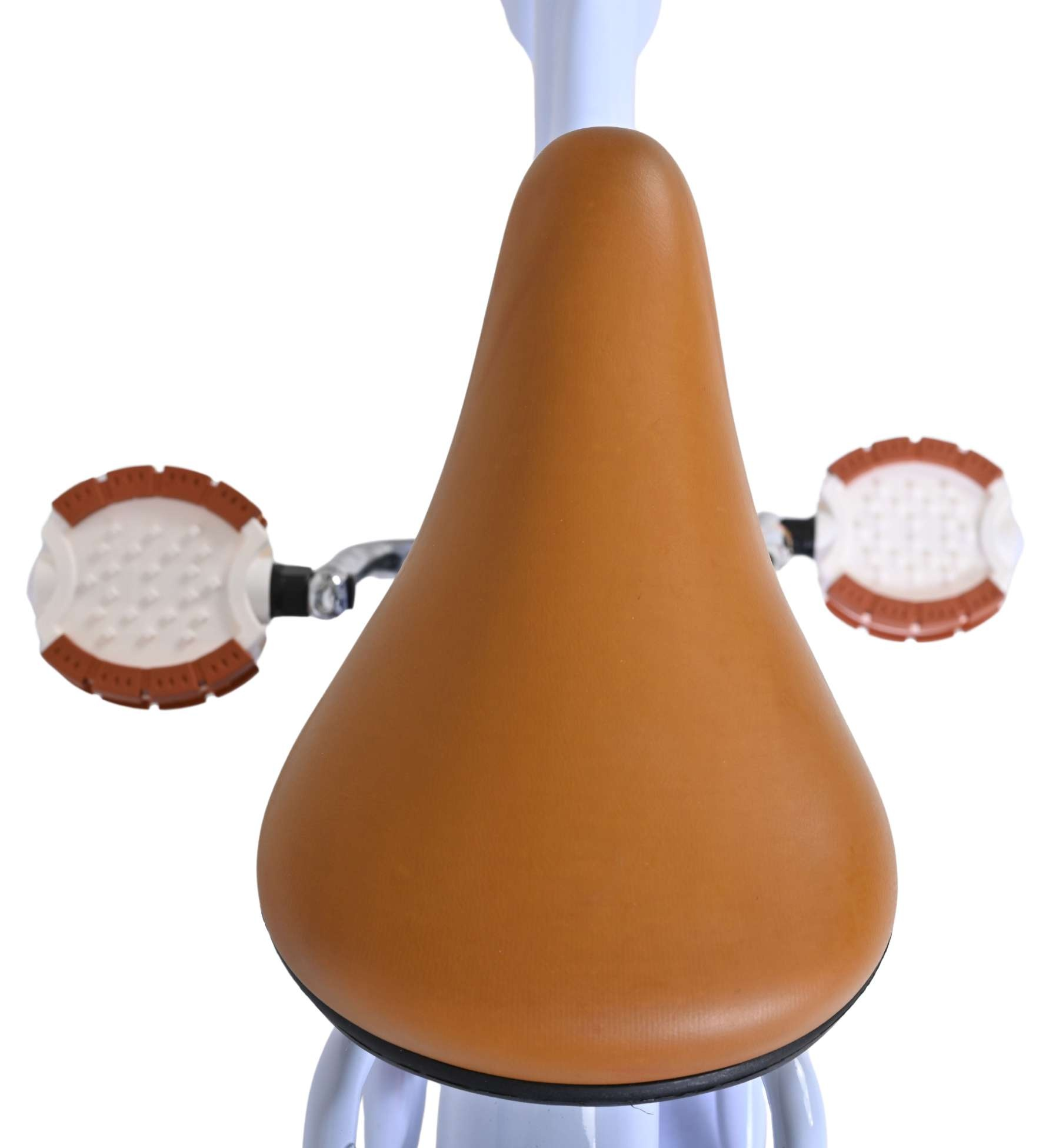 Brauner Sattel mit weißen Pedalen und braunen Akzenten, auf weißem Hintergrund.