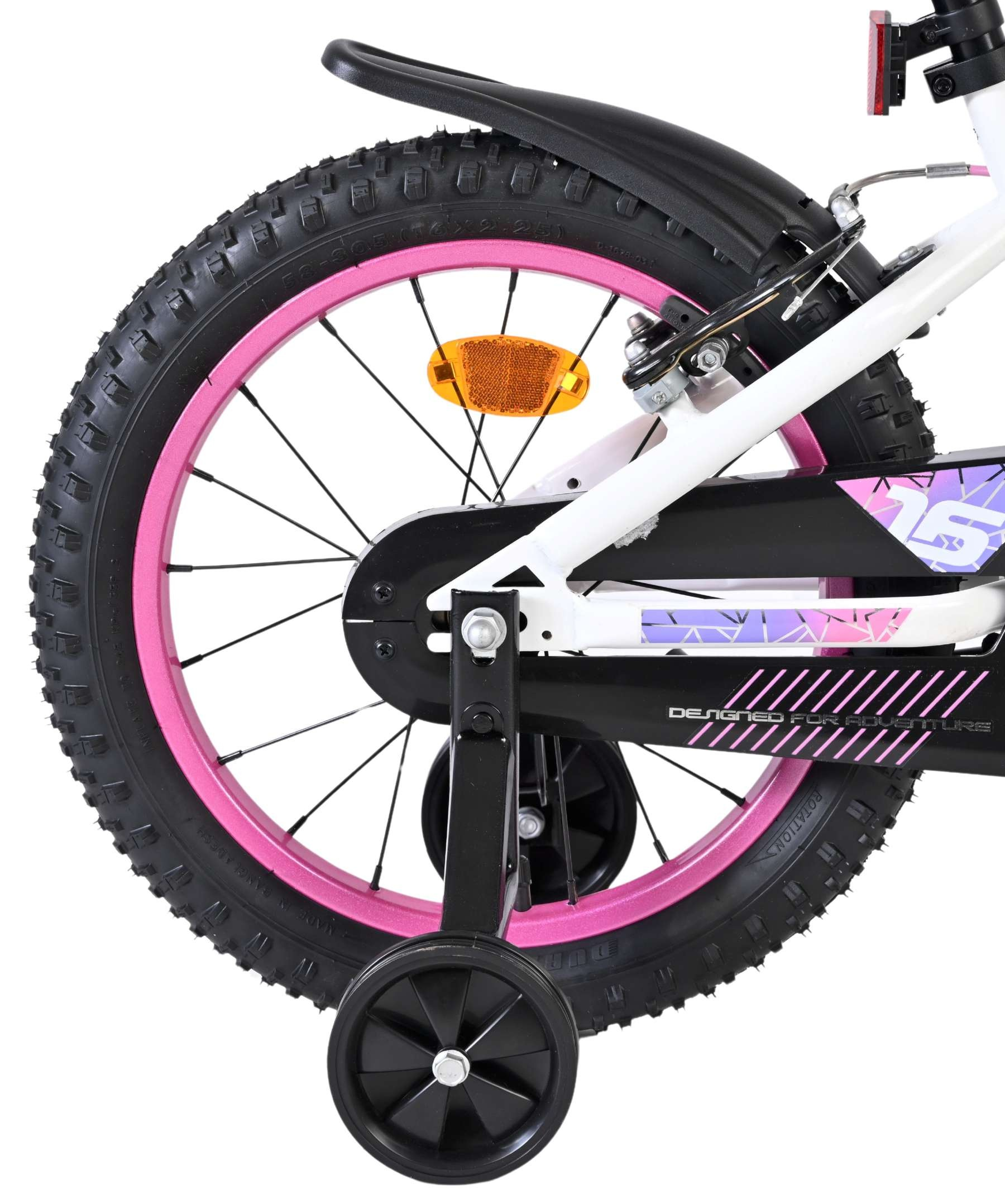 Detailansicht eines weißen Kinderfahrrads mit rosa Felge, Stützrädern und schwarzem Schutzblech.