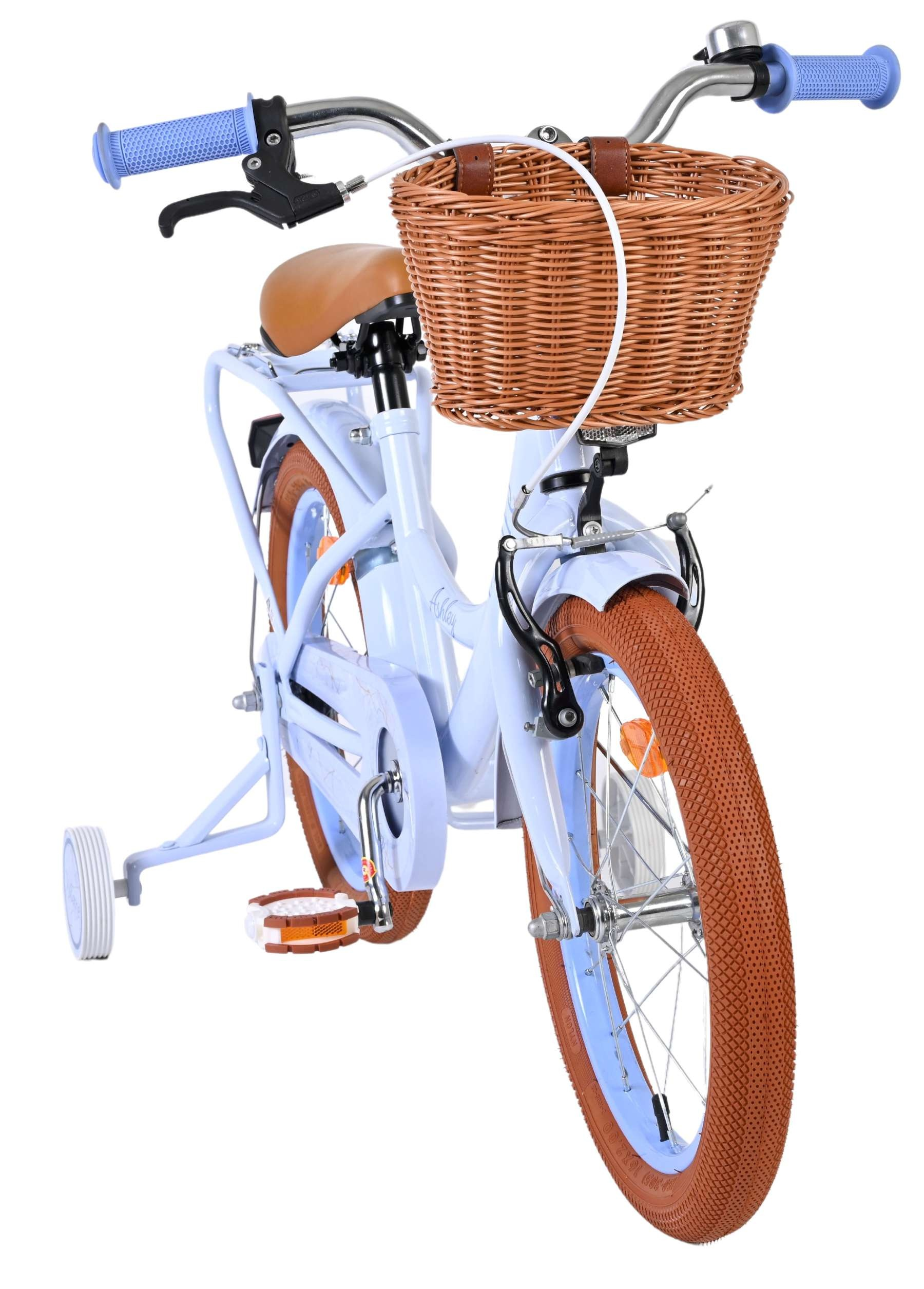 Helles blaues Kinderfahrrad mit braunem Korb, Sattel, Rädern und Stützrädern.