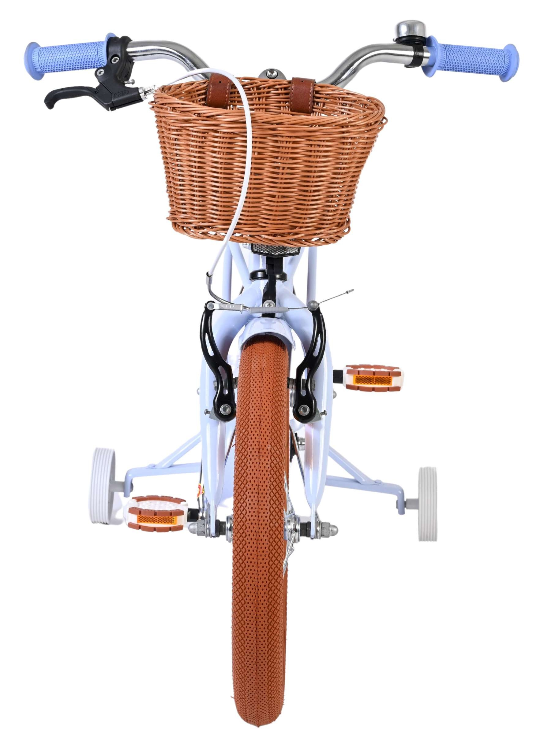 Ein weißes Kinderfahrrad mit braunem Korb und Stützrädern.