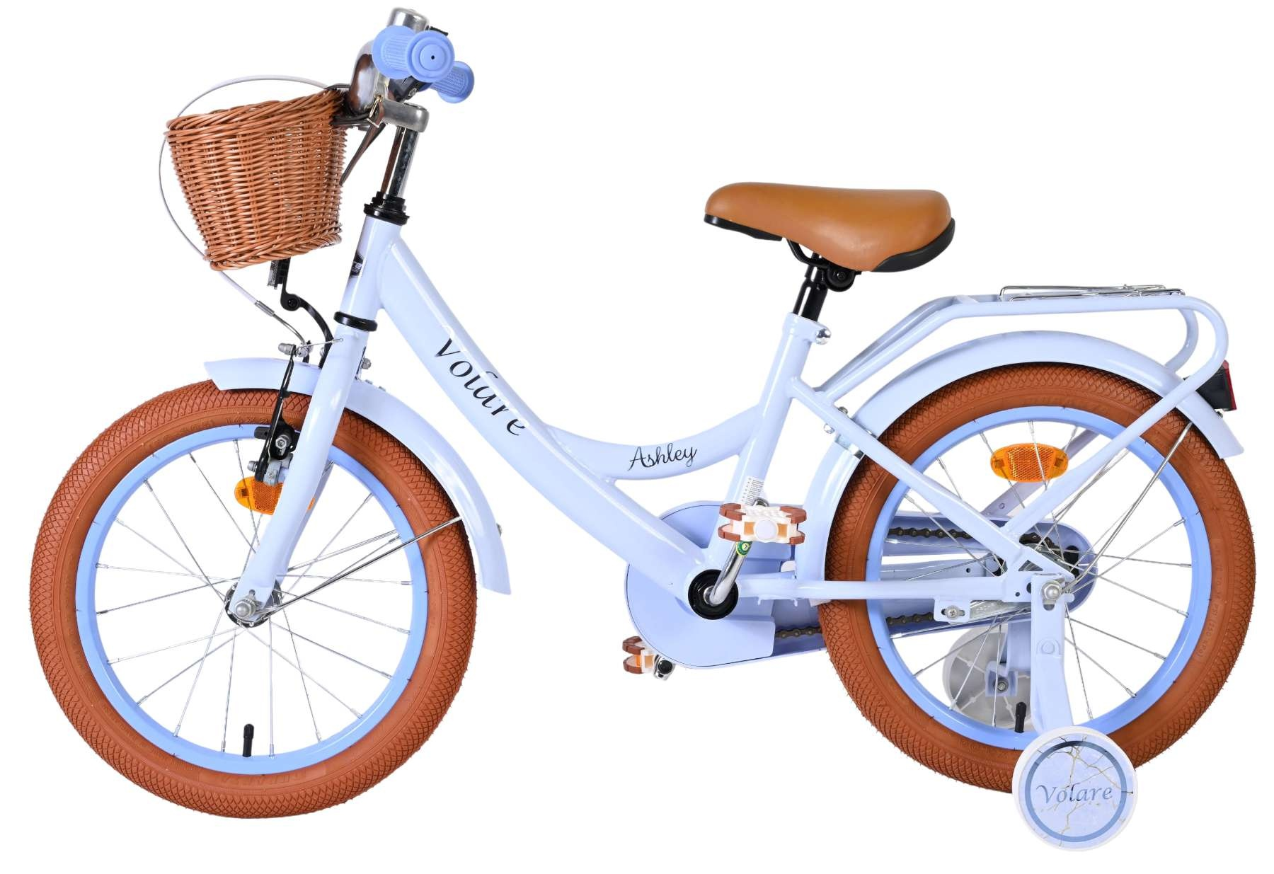 Helles blaues Kinderfahrrad mit braunen Reifen, Korb und Stützrädern.