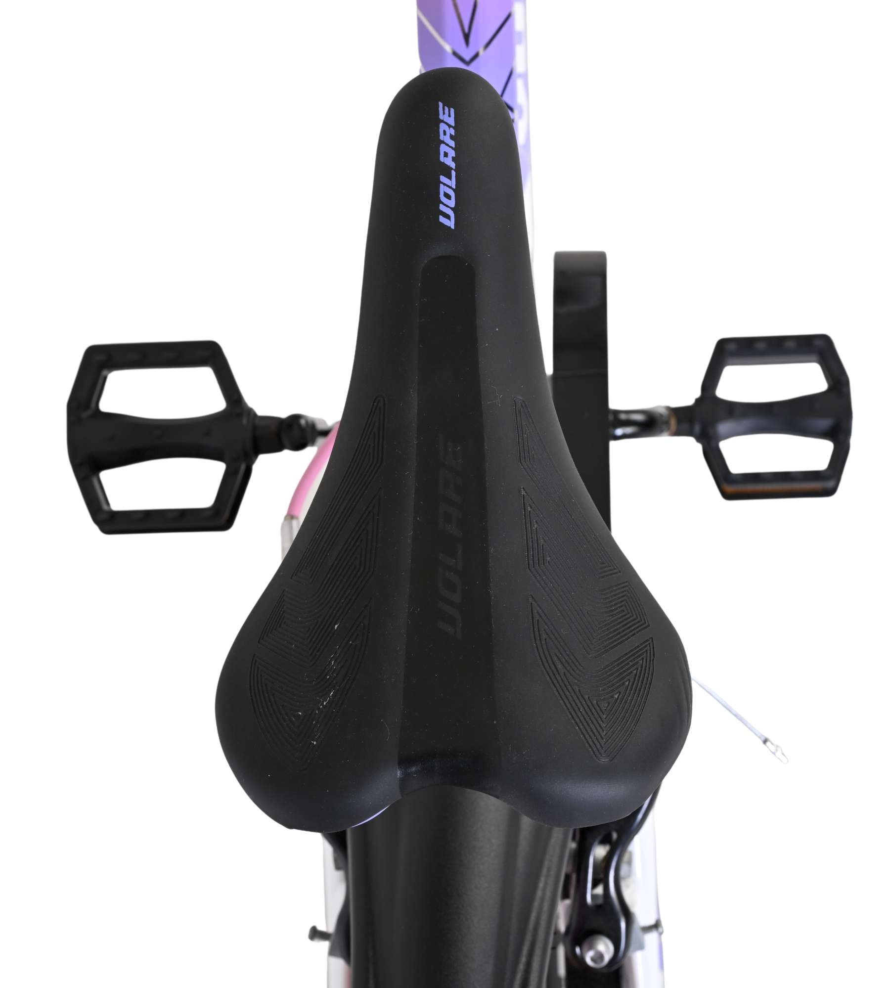Schwarzer Fahrradsattel mit lila "VOLARE" Schriftzug und schwarzen Pedalen.