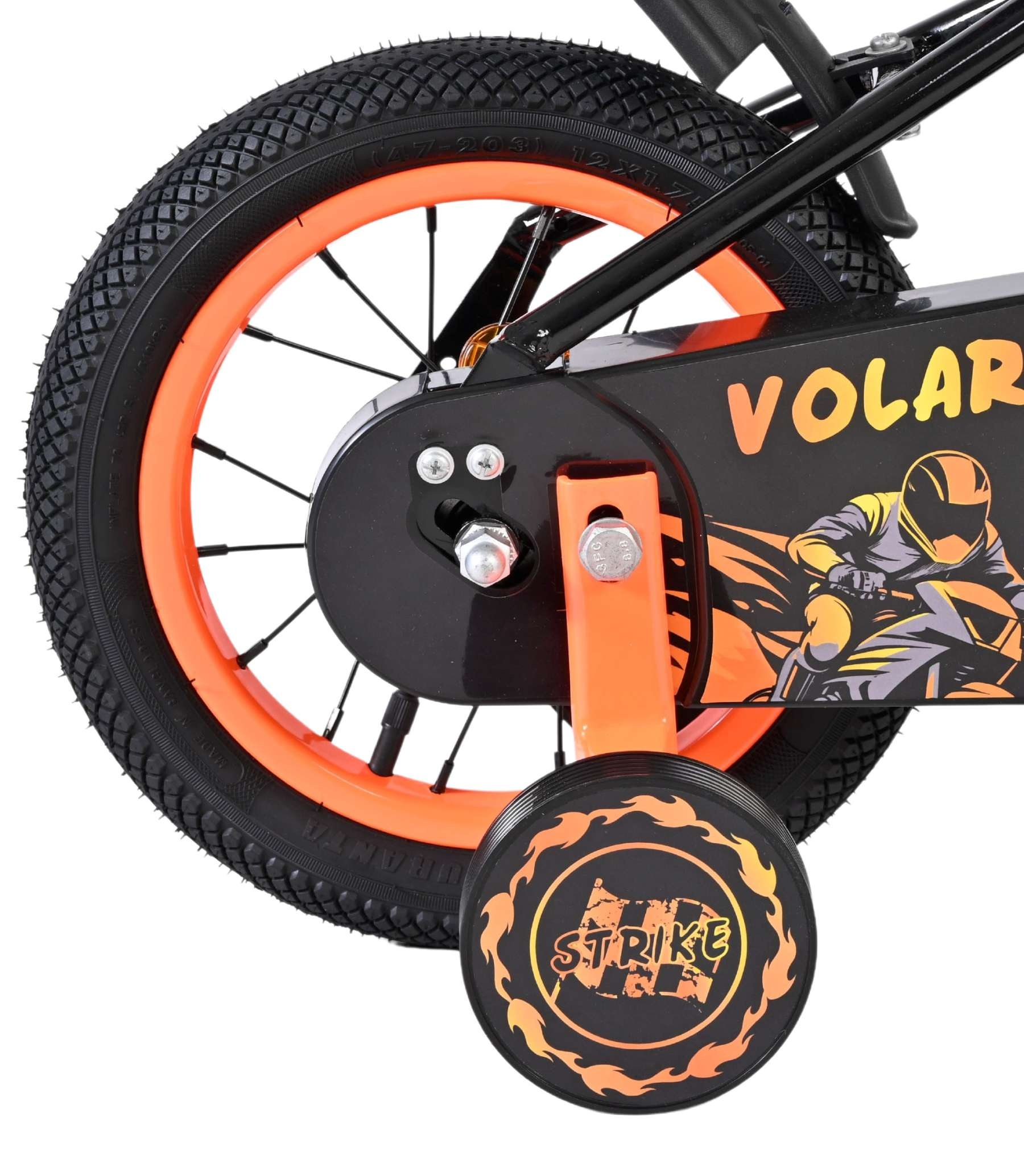 Detailansicht eines Fahrrads mit orangener Felge, schwarzem Reifen und Stützrädern.