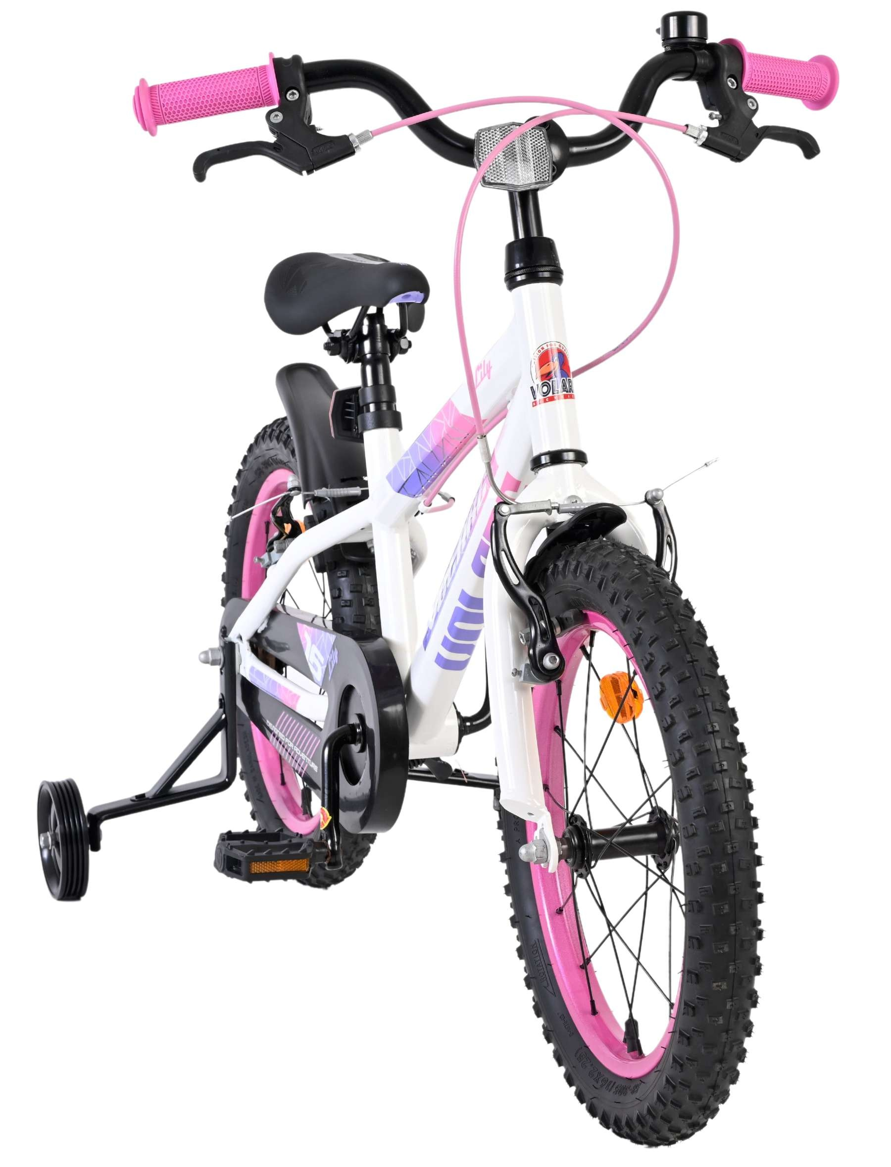 Ein weißes Kinderfahrrad mit pinken Akzenten und Stützrädern.