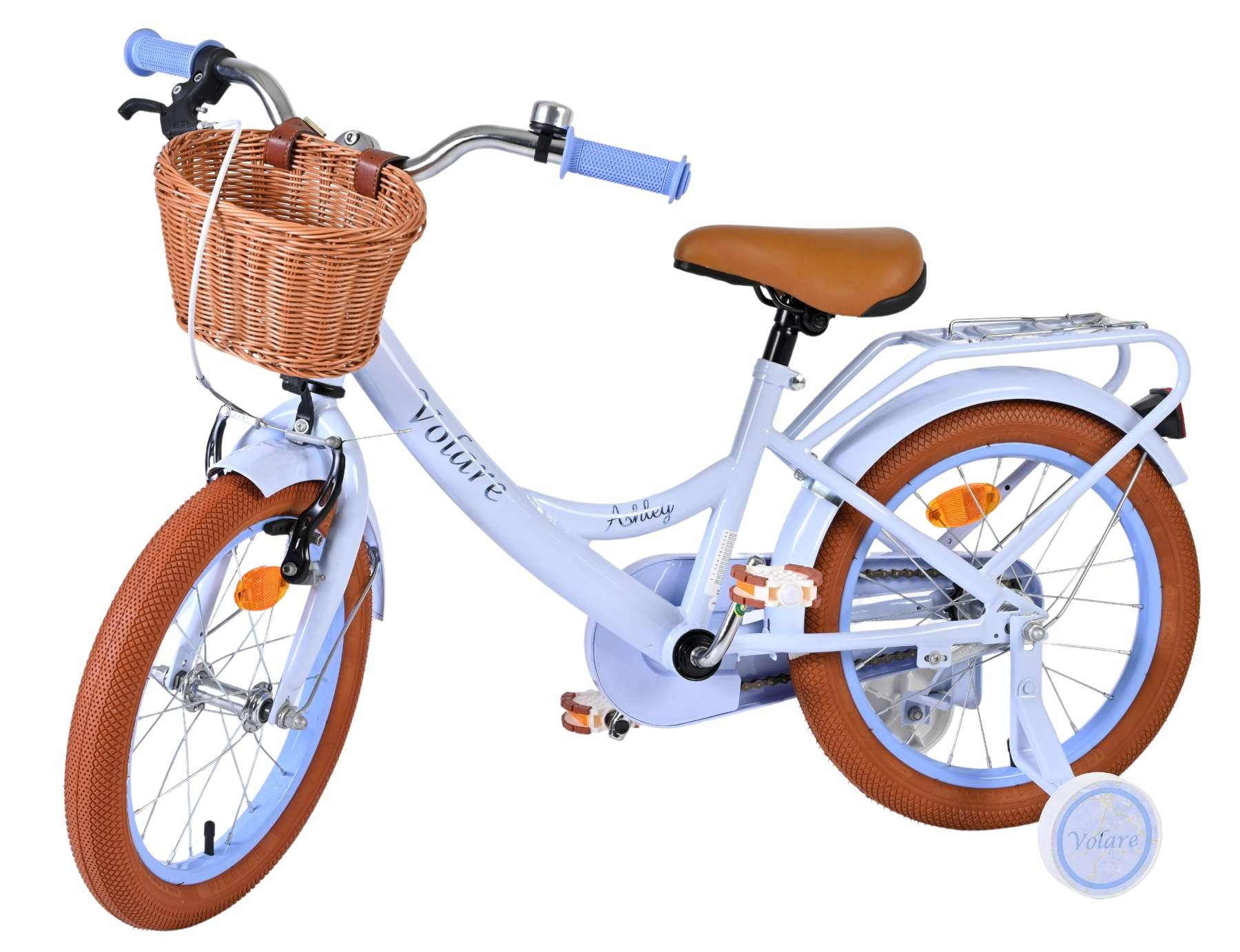 Ein hellblaues Kinderfahrrad mit braunen Reifen, einem geflochtenen Korb und Stützrädern.