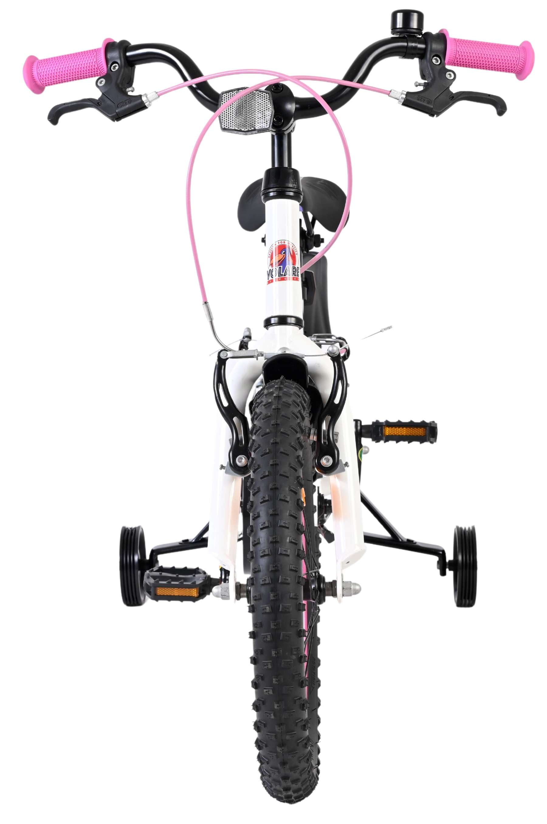 Ein weißes Kinderfahrrad mit pinken Griffen, Stützrädern und einem breiten Reifen.