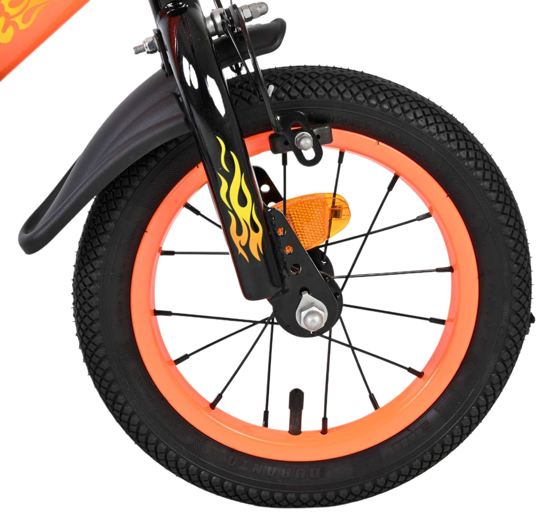 Detailaufnahme eines Fahrradrads mit orangefarbenem Felgenband, schwarzen Speichen und Flammen-Aufklebern.
