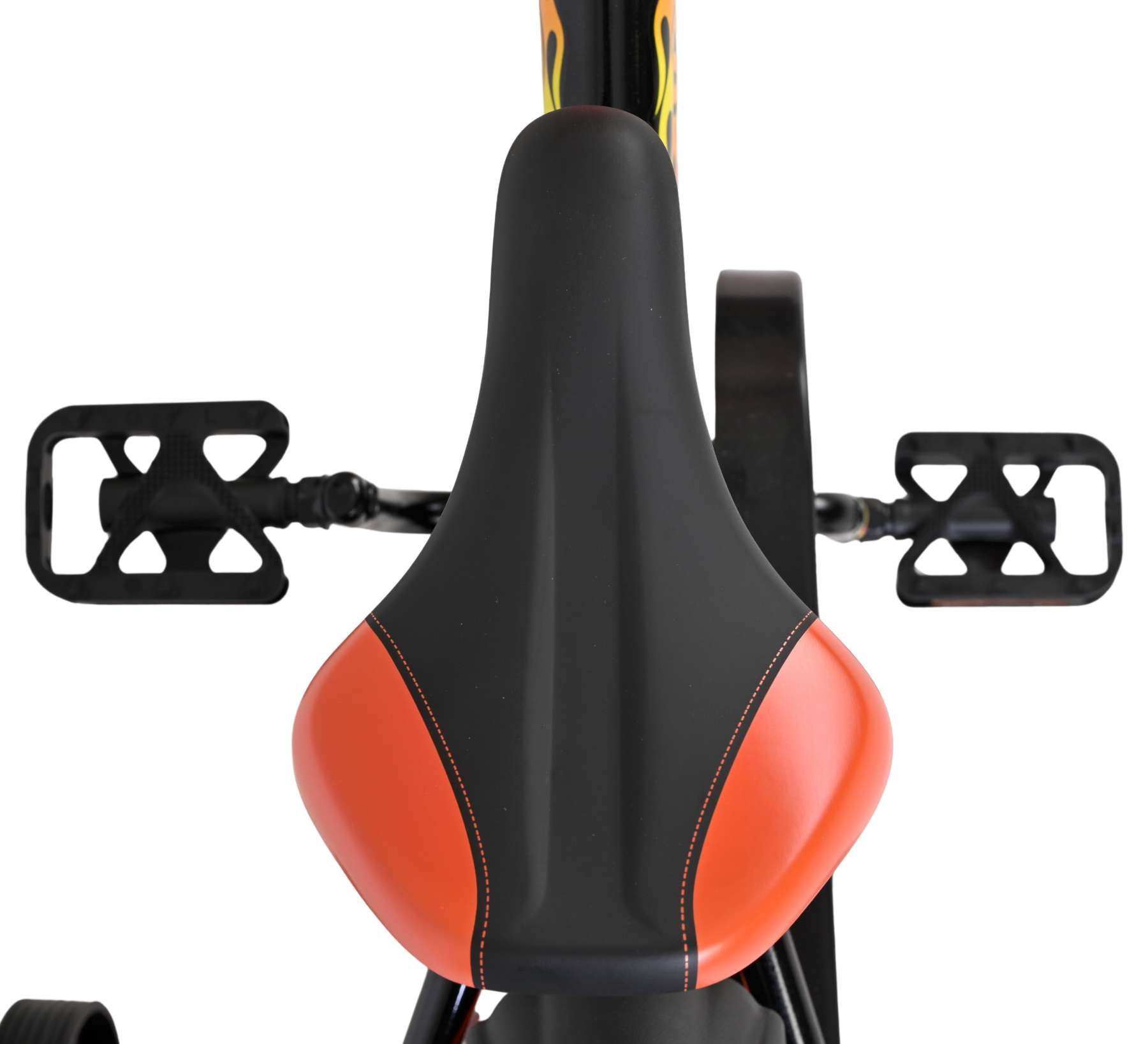 Schwarzer Sattel mit orangen Seiten und Pedalen, Flammenmotiv am Lenker.